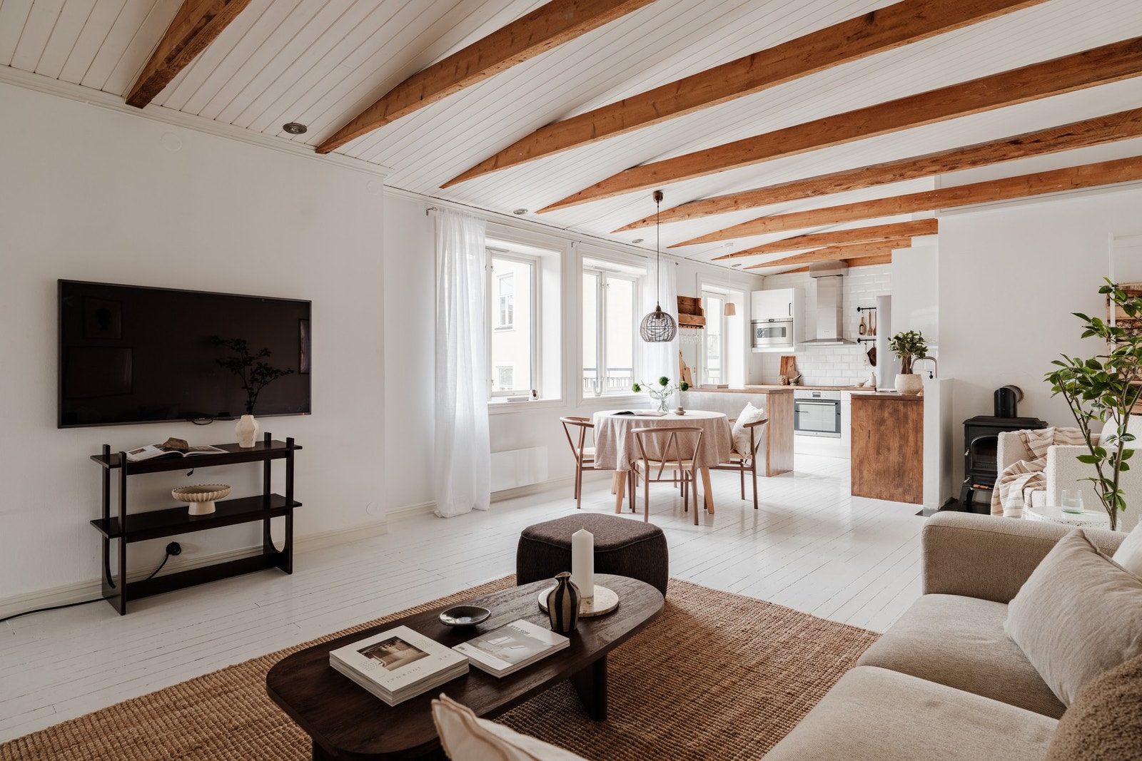 Store vindusflater sørger for svært gode lysforhold Galleribilde