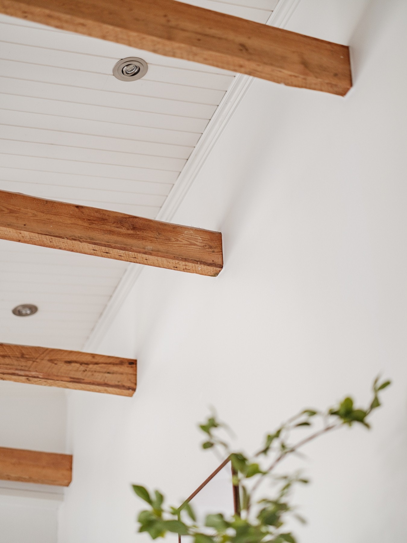 Synlige takbjelker gir rommet særpreg og karakter Galleribilde