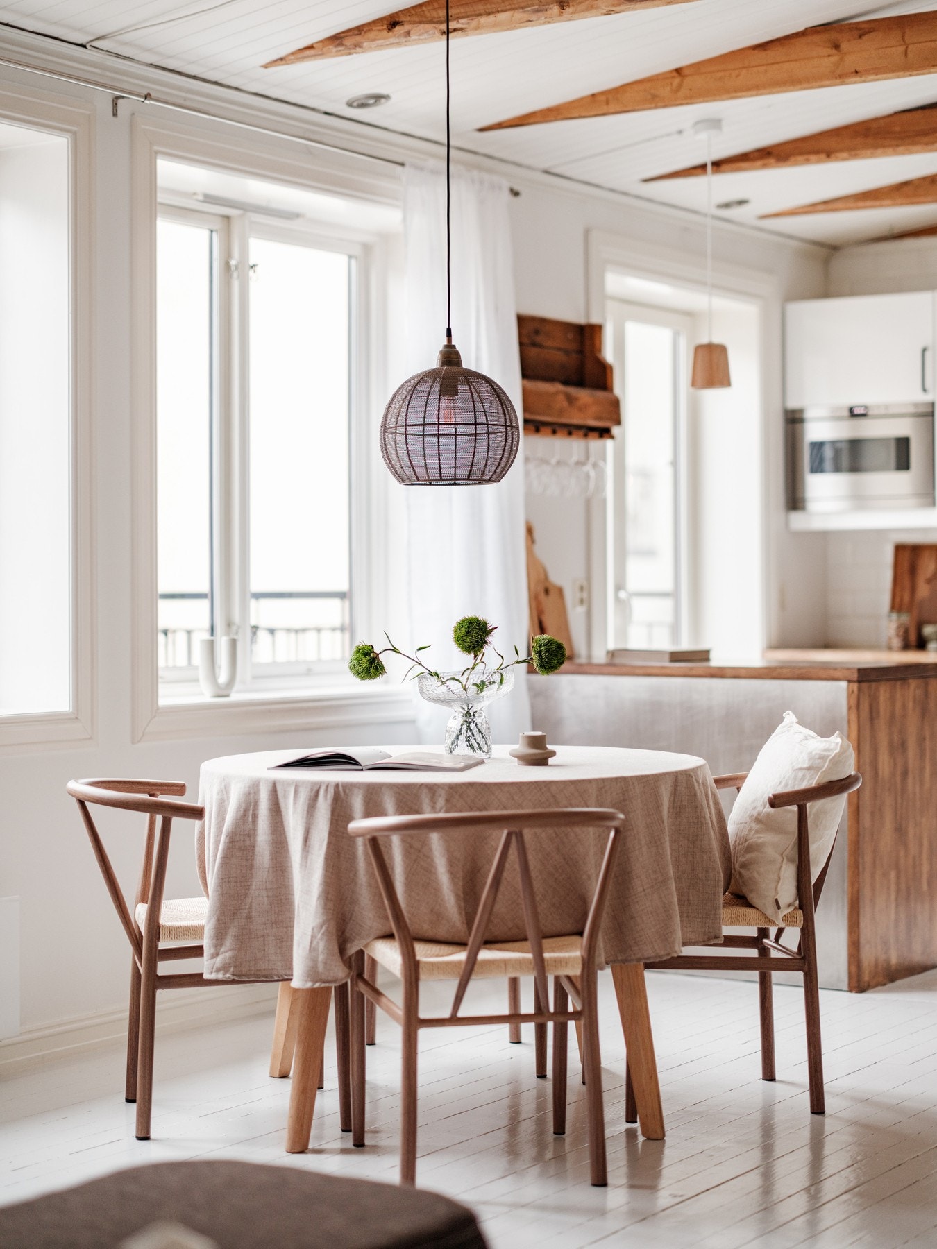 I stuen er det velegnet plass til stor spisebordsgruppe Galleribilde