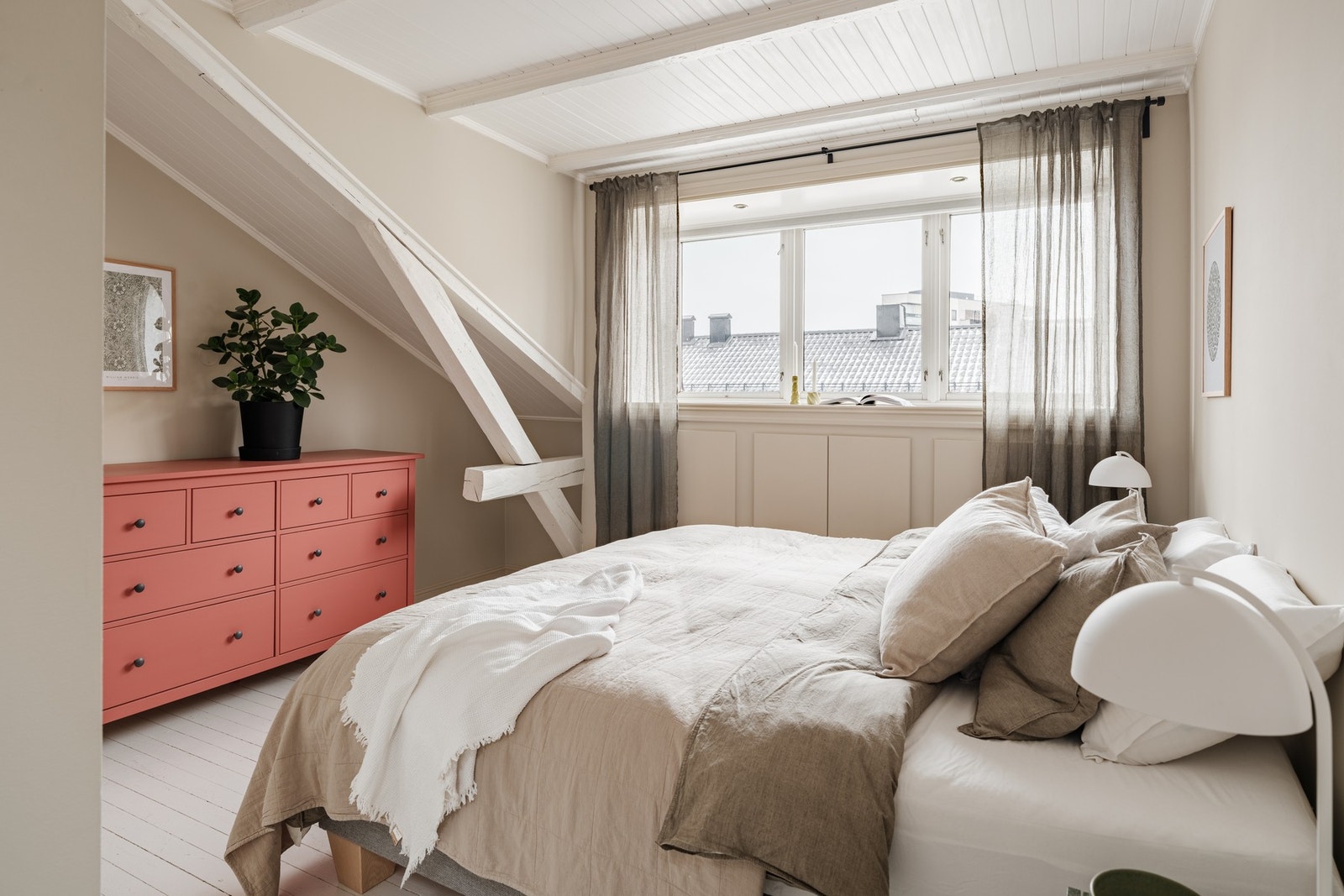 Det er takløft på soverommet for maksimal arealutnyttelse. Det er smarte, innebygde skap under vinduene for å utnytte plassen optimalt Galleribilde