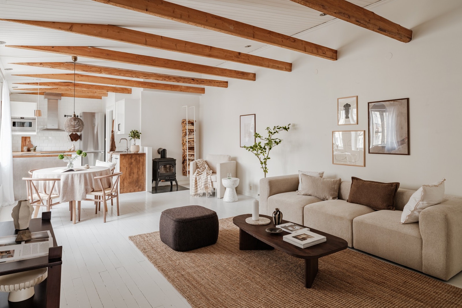 Boligen har en romslig stue med god plass til flere soner Galleribilde