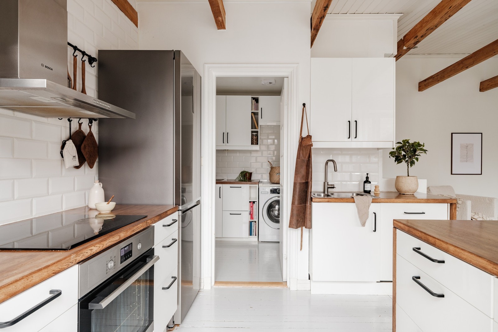 I tilknytning til kjøkkenet er et praktisk vaskerom Galleribilde