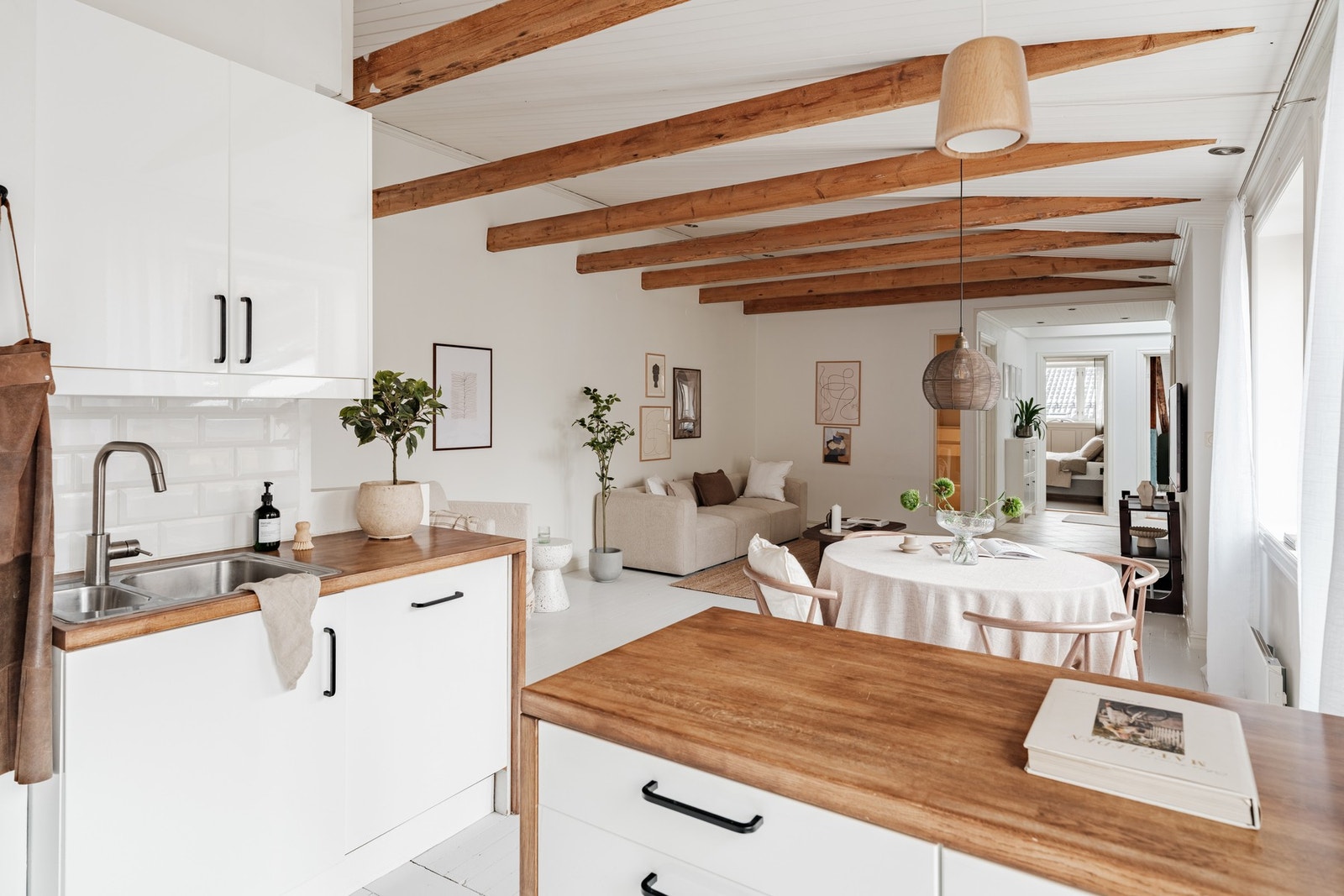 Halvøy med gode arbeidsflater og oppbevaringsmuligheter Galleribilde