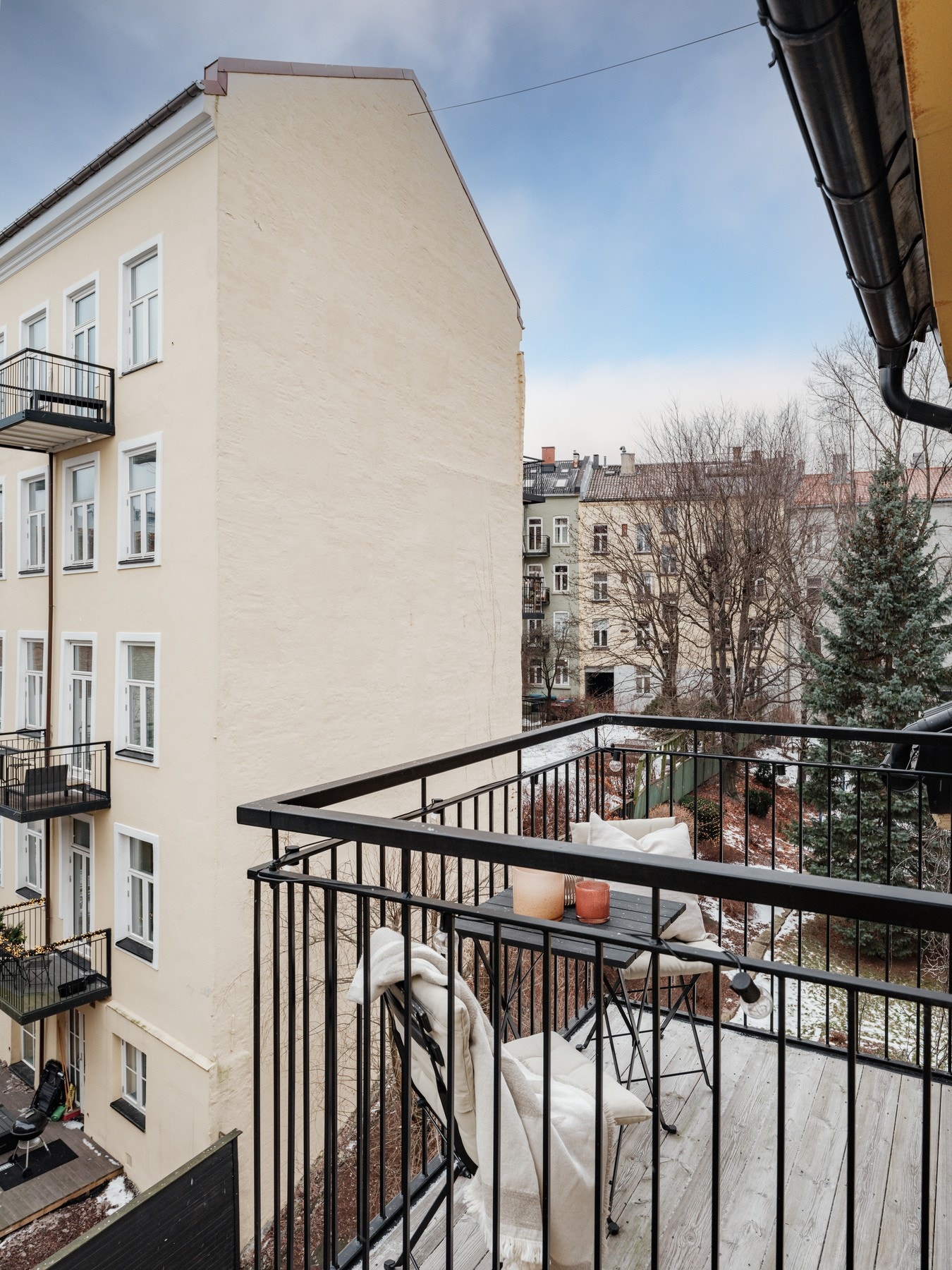 Balkongen er sørvendt og vender mot indre gårdsrom. Galleribilde