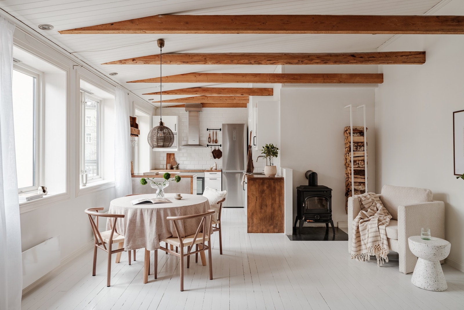 Moderne åpen stue- og kjøkkenløsning med god soneinndeling Galleribilde