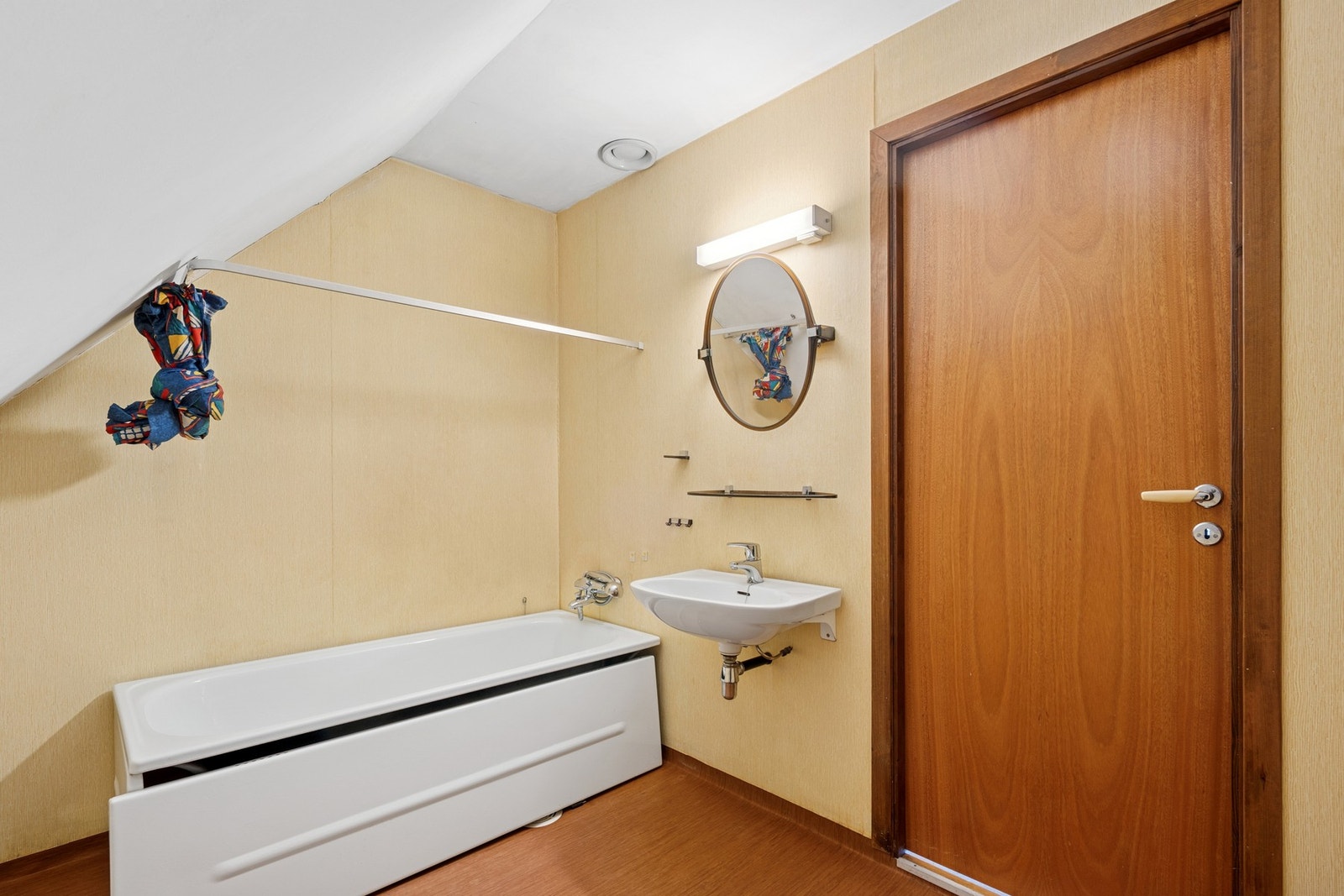 Badet ligger i øverste etasje og har behov for oppgradering. Det er romslig. Galleribilde