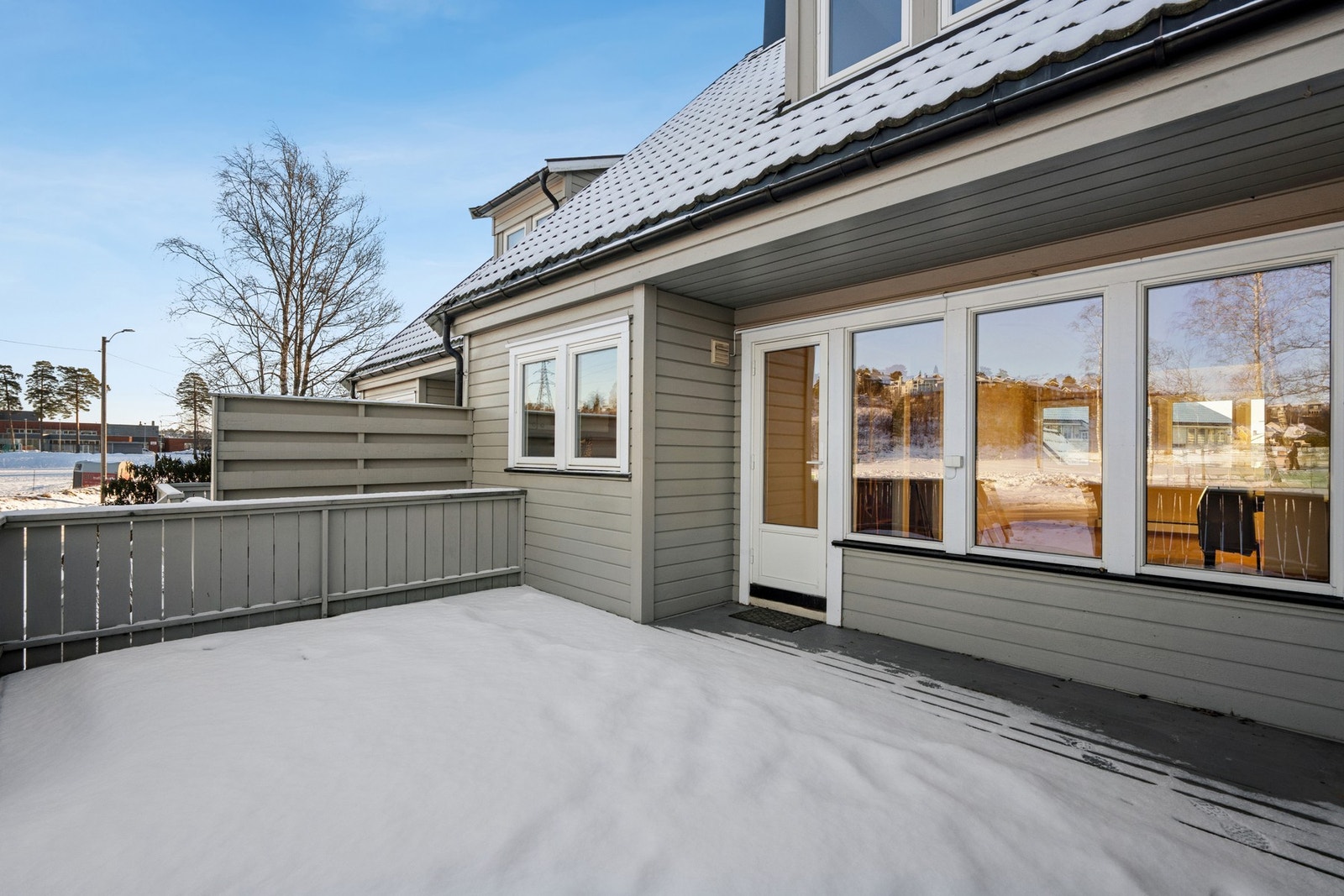 Det er kort vei til ungdomsskole og barnehage. Kiwi ligger i en umiddelbar nærhet. Galleribilde