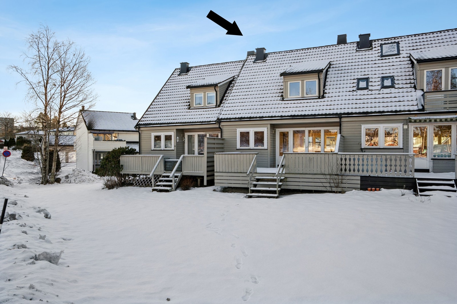 Rekkehuset har en fin plassering med terrasse og en felles plen på fremsiden. Rolige omgivelser. Galleribilde