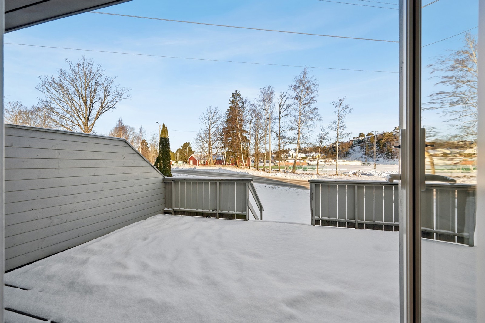 Fra terrassen kan du se barna spille fotballkamp, eller leke med venner! Galleribilde