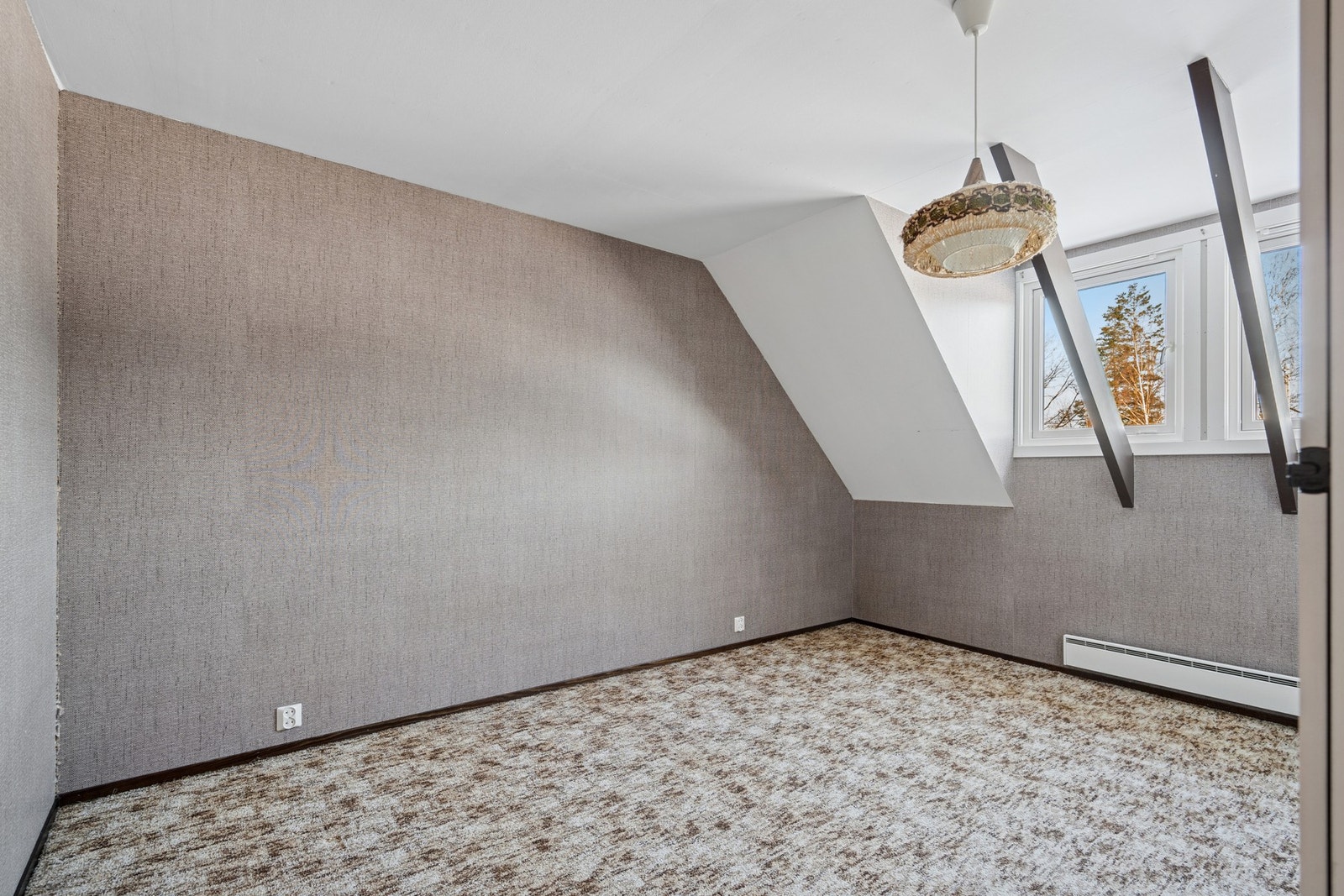 Rommet har store vindusflater med godt lysinnslipp. Galleribilde