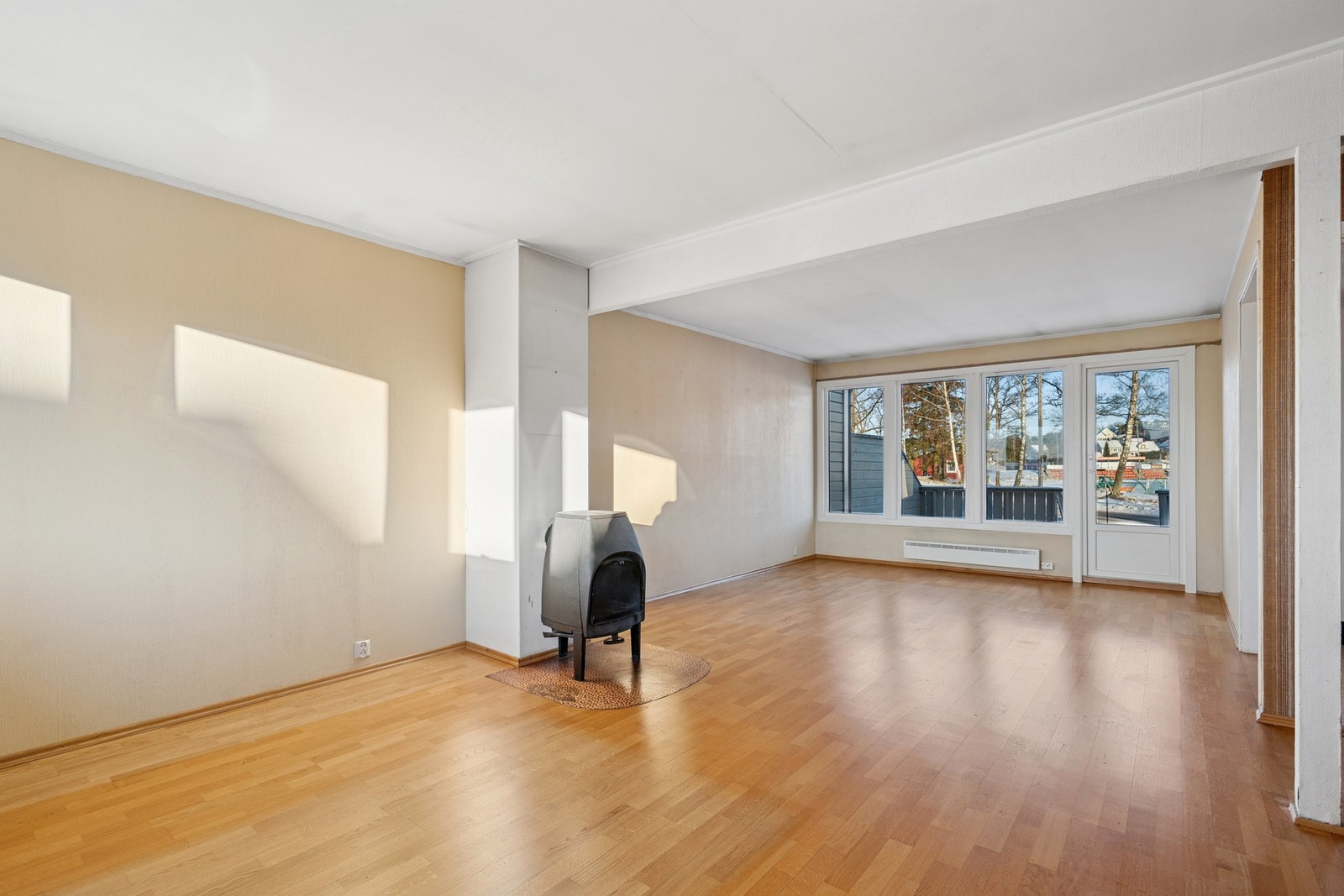 Boligen varmes opp via elektriske panelovner og vedovn. Galleribilde