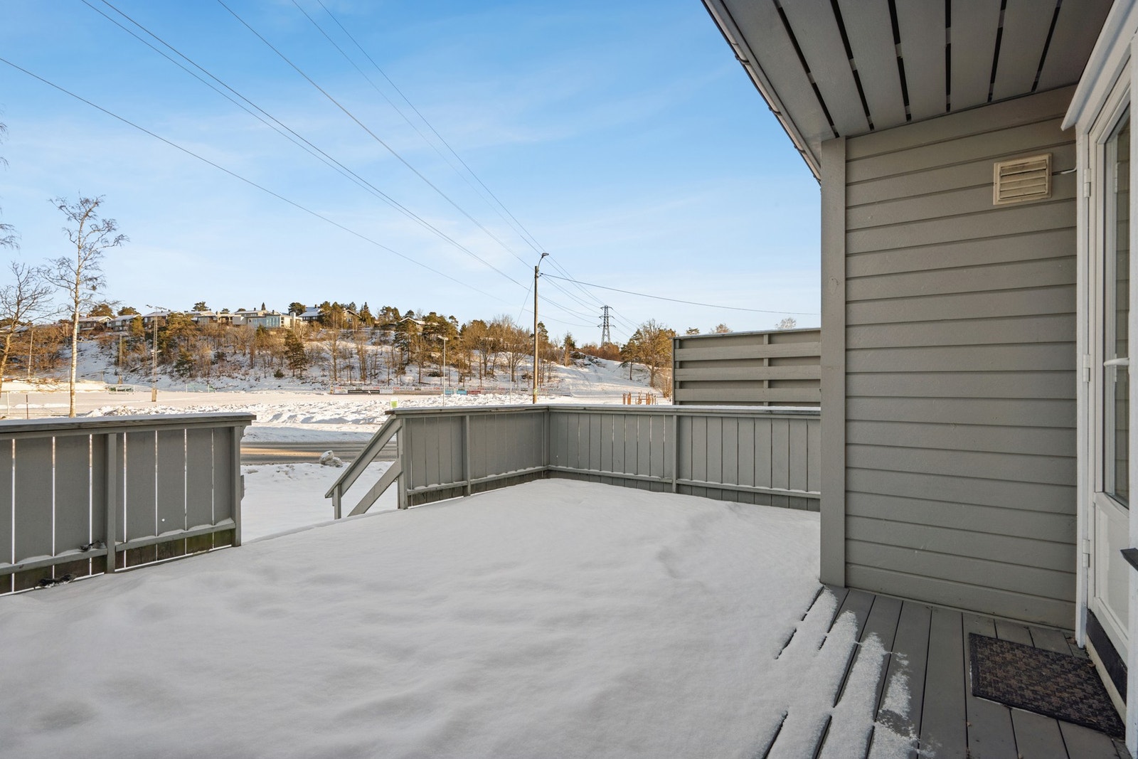 Boligen byr på en stor terrasse med utsikt over idrettsanlegget på Store Bergan. Galleribilde