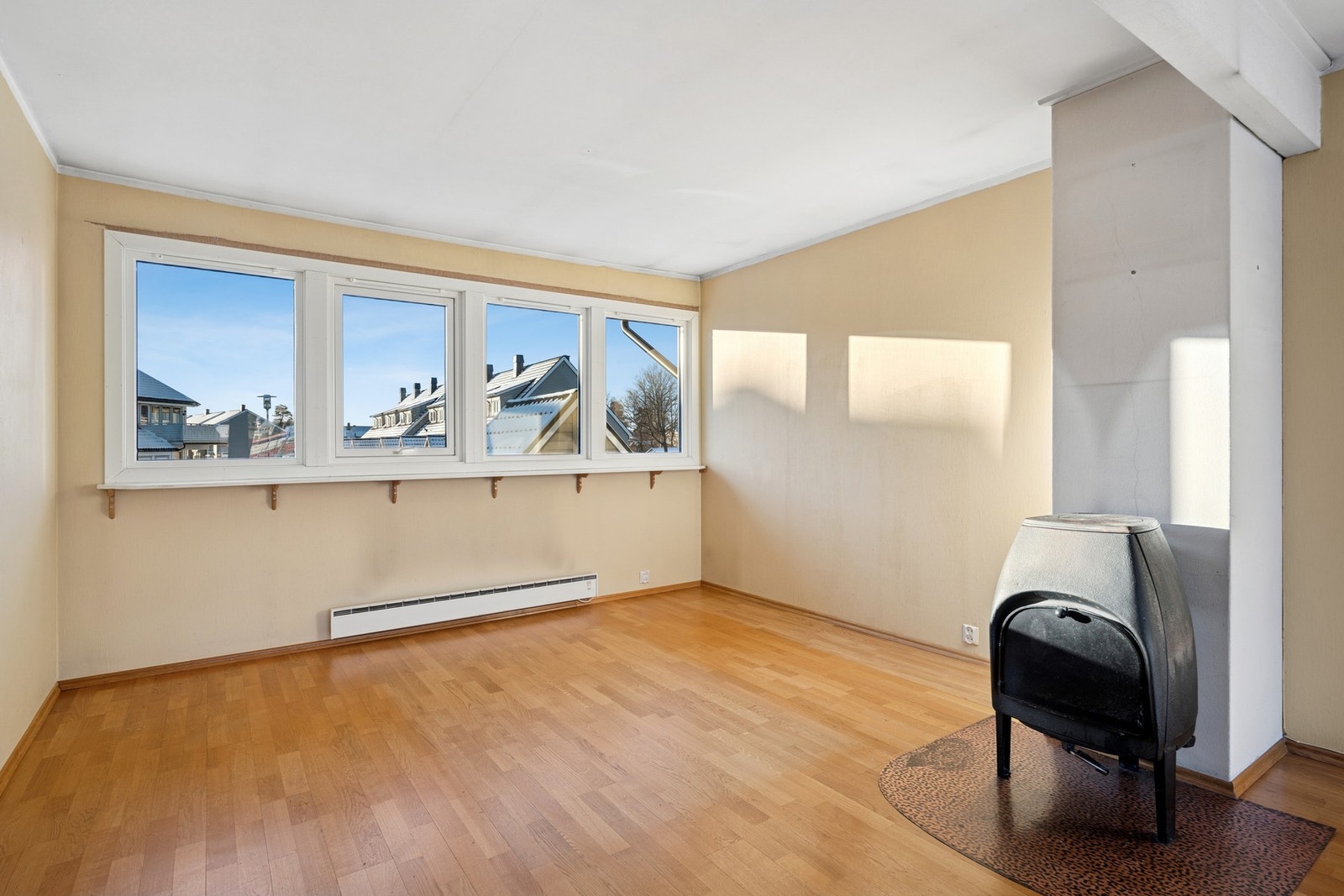 Stuen har naturlige soner til møblering. Her er det god plass til en hyggelig spisegruppe. Galleribilde