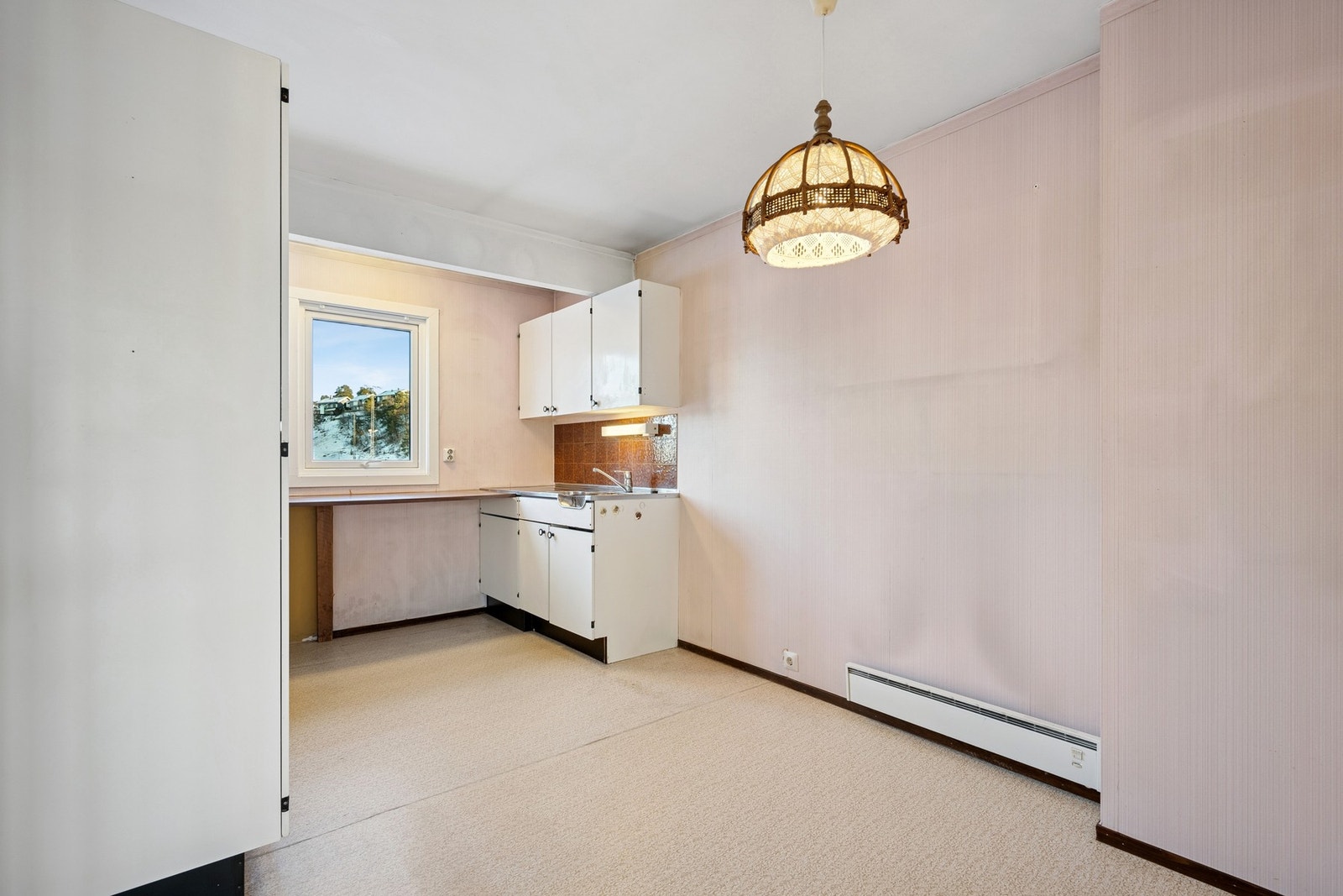 Det er kjøkkenventilator med avtrekk ut. Galleribilde