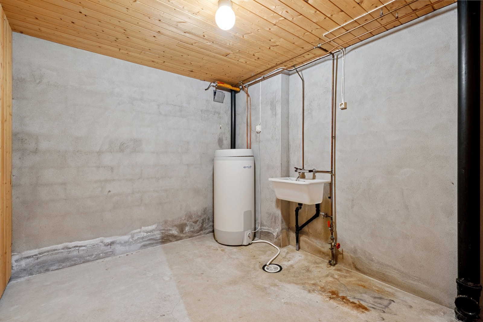 Vaskekjeller med varmtvannstank på ca. 200 liter. Galleribilde