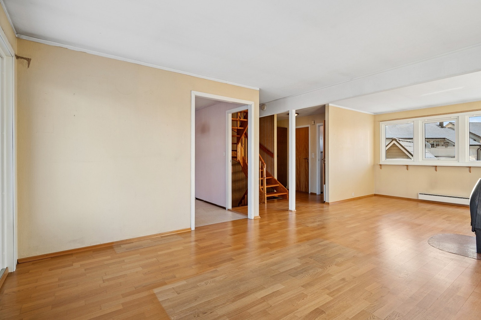 Det er gulv av parkett og belegg. Veggene har tapet og trepanel. Galleribilde