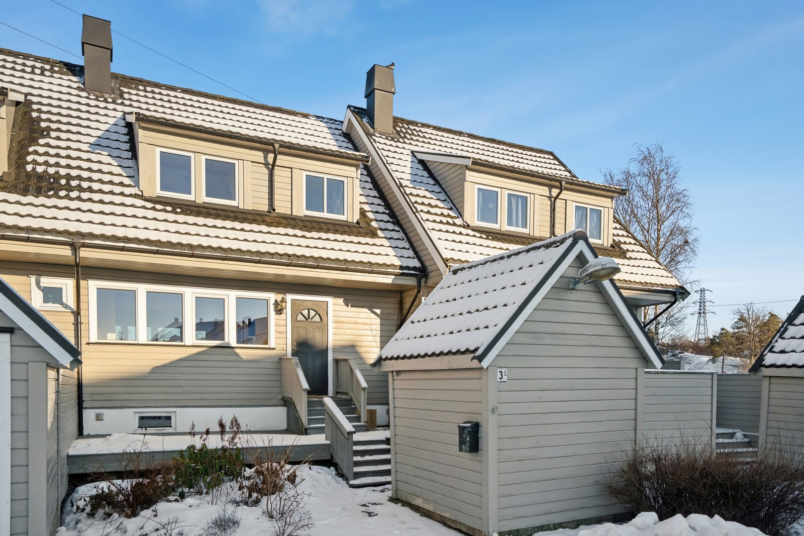 Hyggelig inngangsparti med utvendig bod og en liten uteplass. Det er plass til å parkere bilen her. Galleribilde