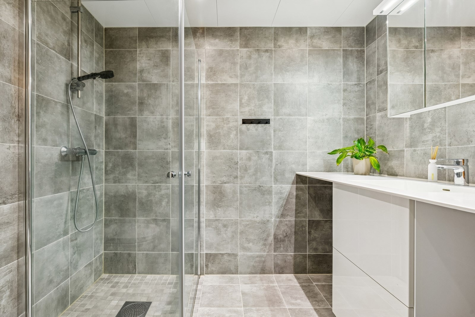 Lekkert flislagt bad. Galleribilde