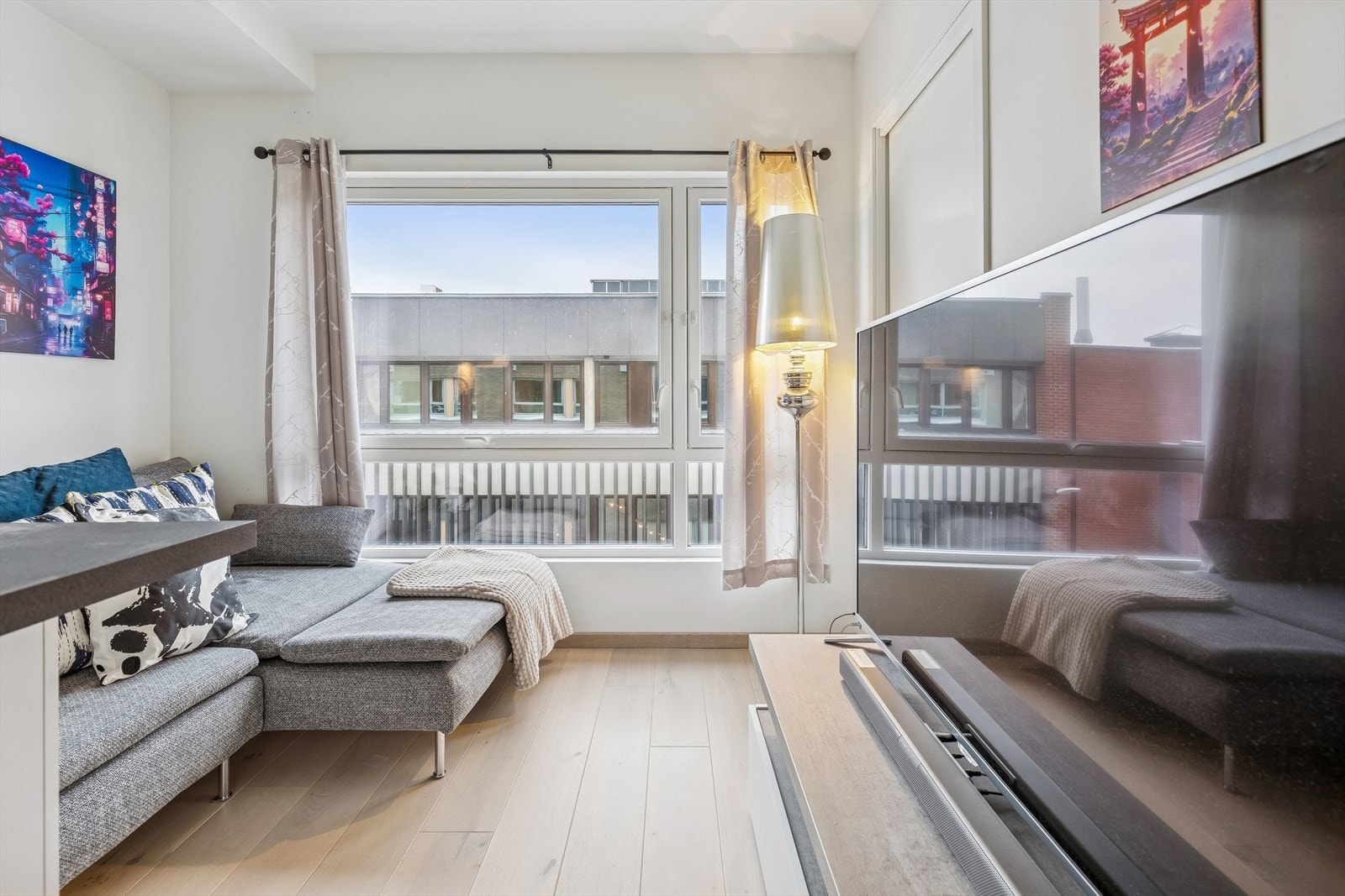 Leiligheten har en luftig og moderne utforming med 2,60 takhøyde, og listefrie vindusløsninger. Galleribilde