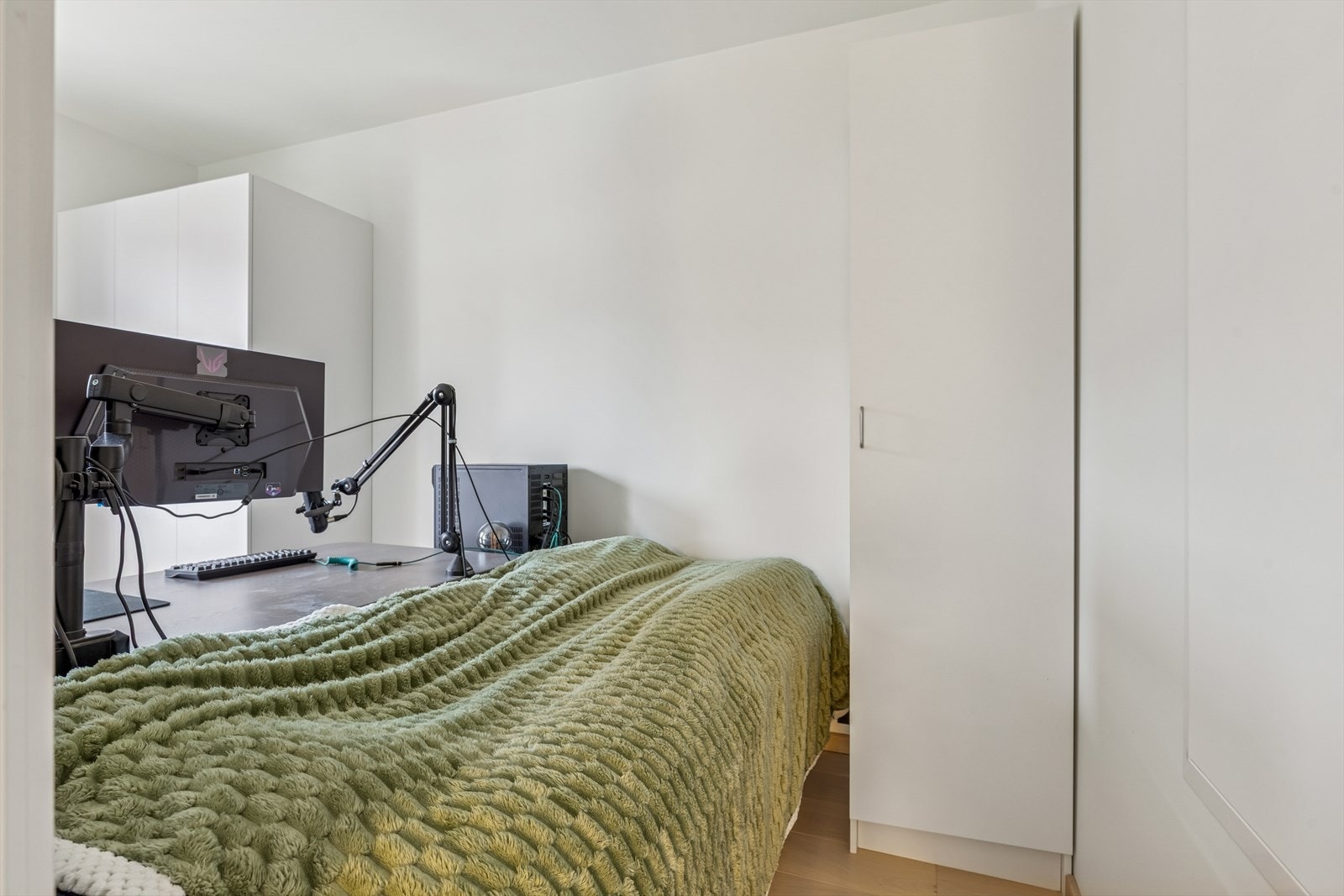 På soverommet er det plass til dobbeltseng mellom de to garderobeskapene. Galleribilde