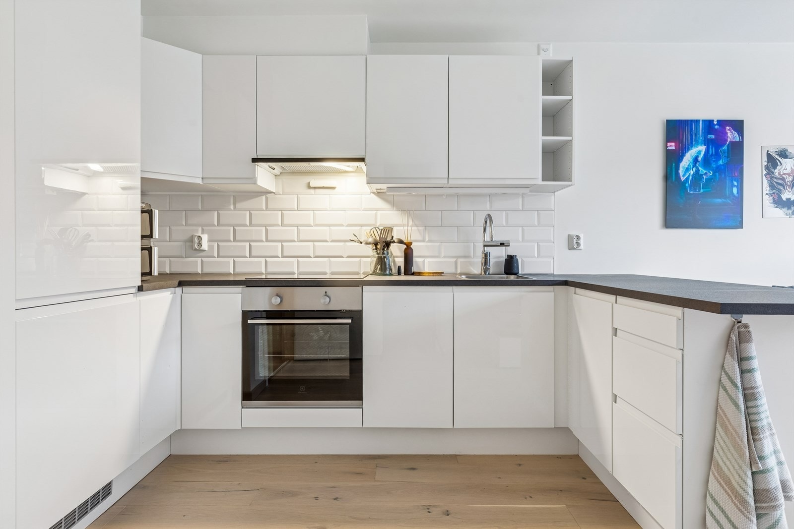 Stilfull kjøkkeninnredning fra HTH med m/halvøy. Galleribilde