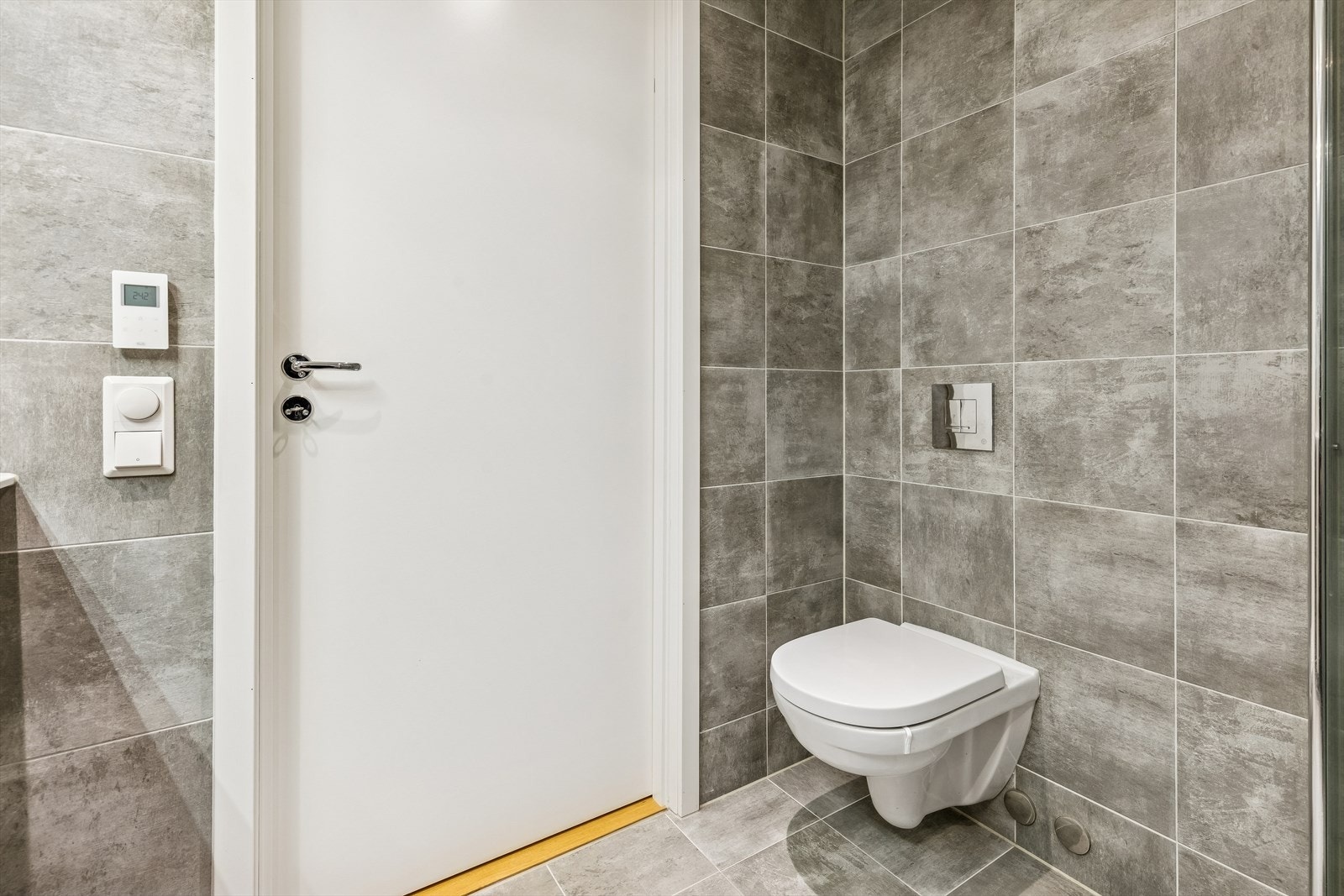 Vegghengt toalett. Galleribilde