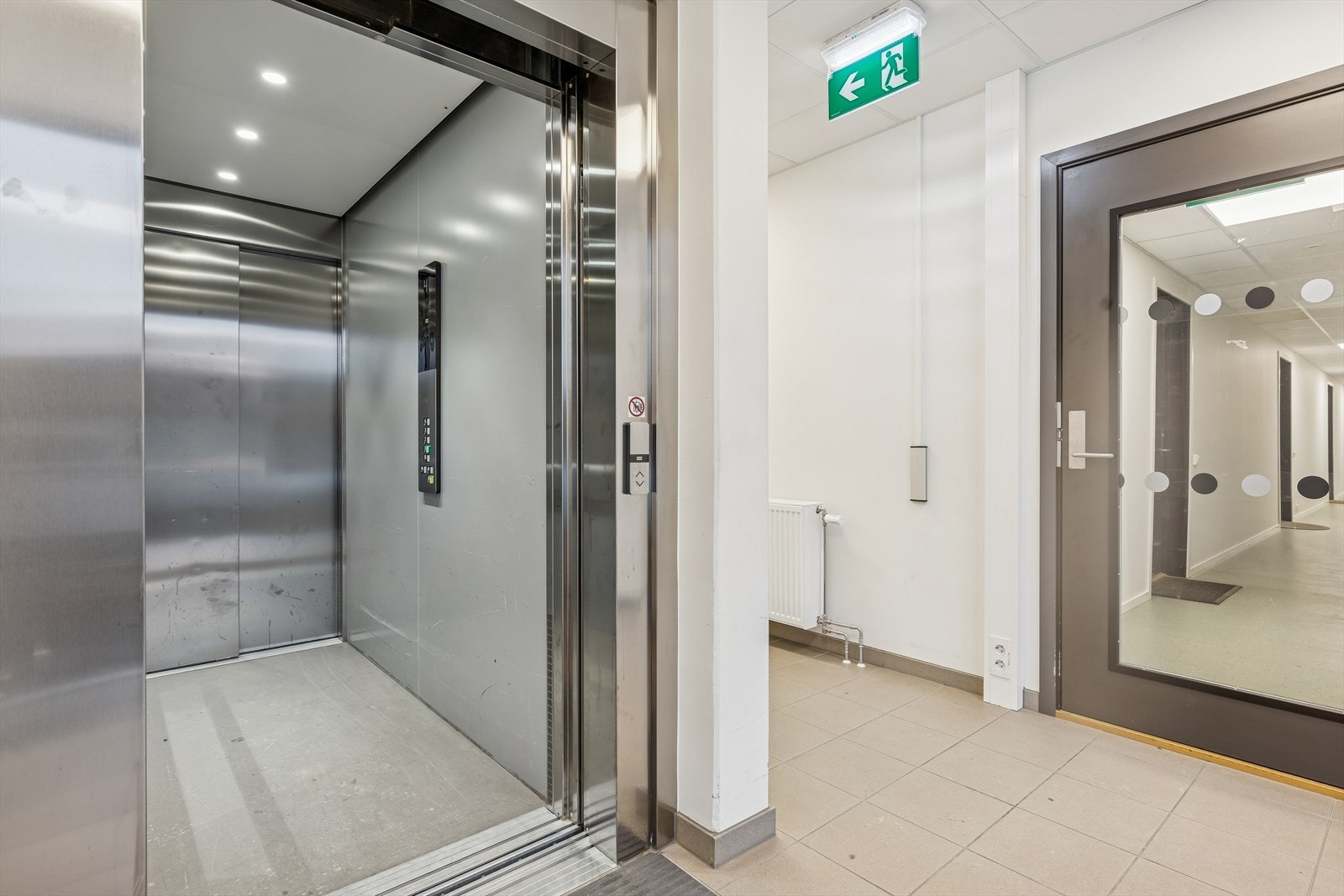 Praktisk med heis. Til leiligheten medfølger også en p-plass og sportsbod i kjeller. Galleribilde