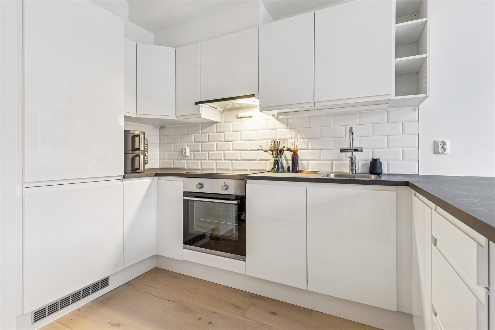 Det er integrert platetopp, stekeovn, oppvaskmaskin og kjøle/fryseskap. Galleribilde