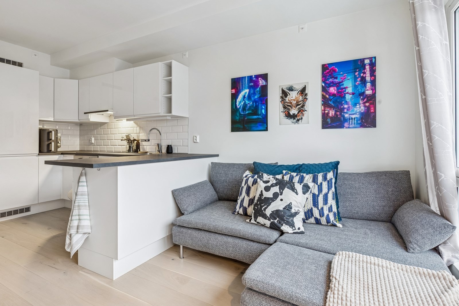 Det er vannbåren gulvvarme (fjernvarme) som gir en lun og behagelig varme. Galleribilde