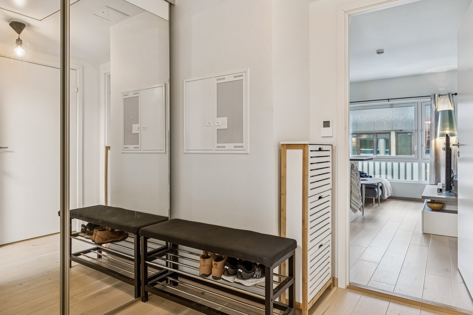 I entreen er det skyvedørsgarderobe. Galleribilde