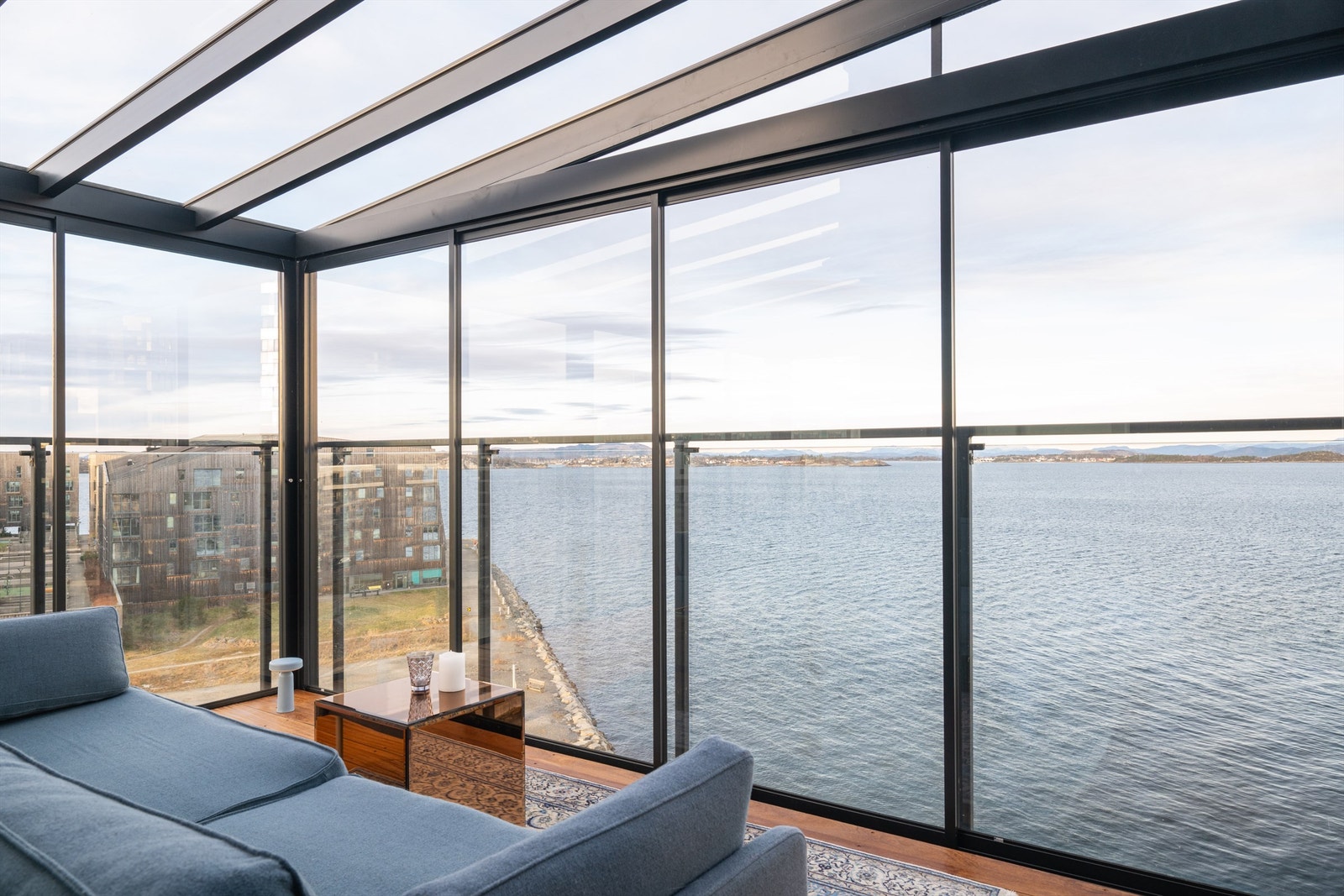 Innglasset balkong på ca 15 kvm hvor en kan nyte flott sjøutsikt samt sol. Galleribilde