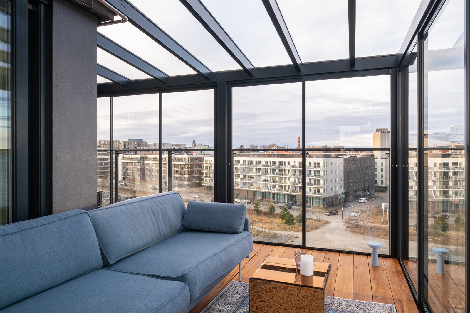 Balkongen strekker seg rundt på to sider slik at man også får utsikt mot kanalen og Lervigsparken. Galleribilde