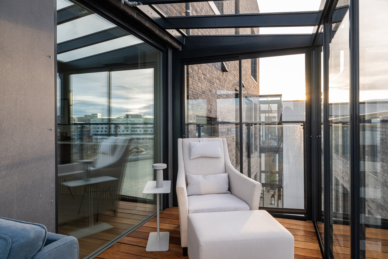 Balkongens størrelse og form gjør at man har god plass til utemøbler. Galleribilde