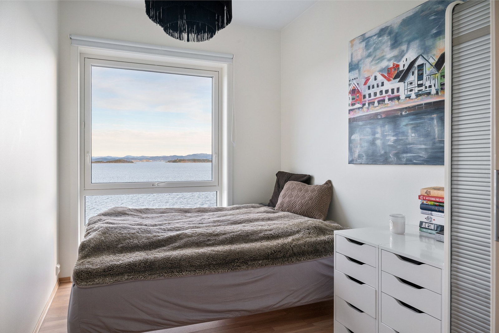 Soverom med flott utsikt samt plass til garderobeløsning. Galleribilde