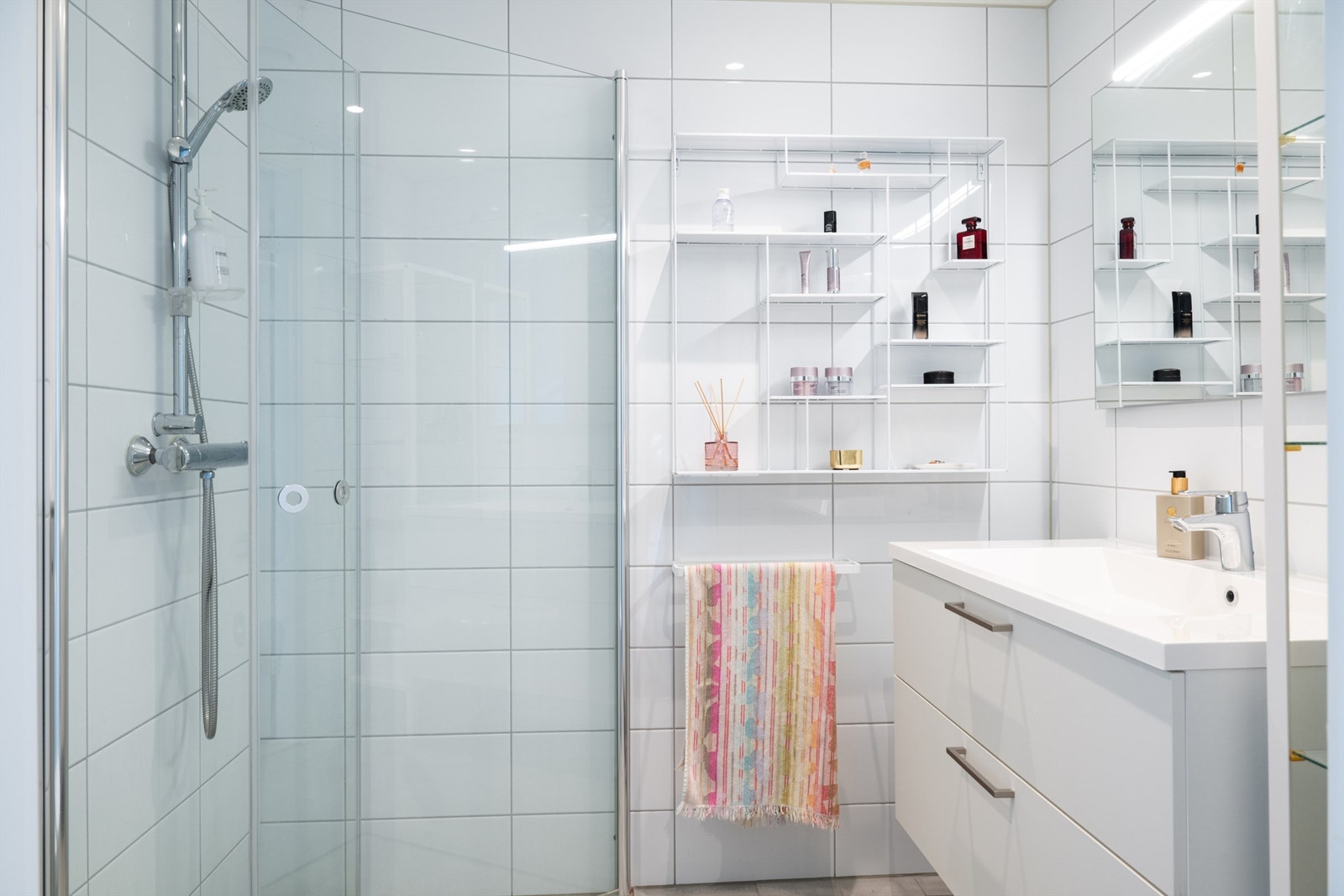 Leiligheten har to fulle baderom hvor begge fremstår moderne og tidsriktige. Galleribilde