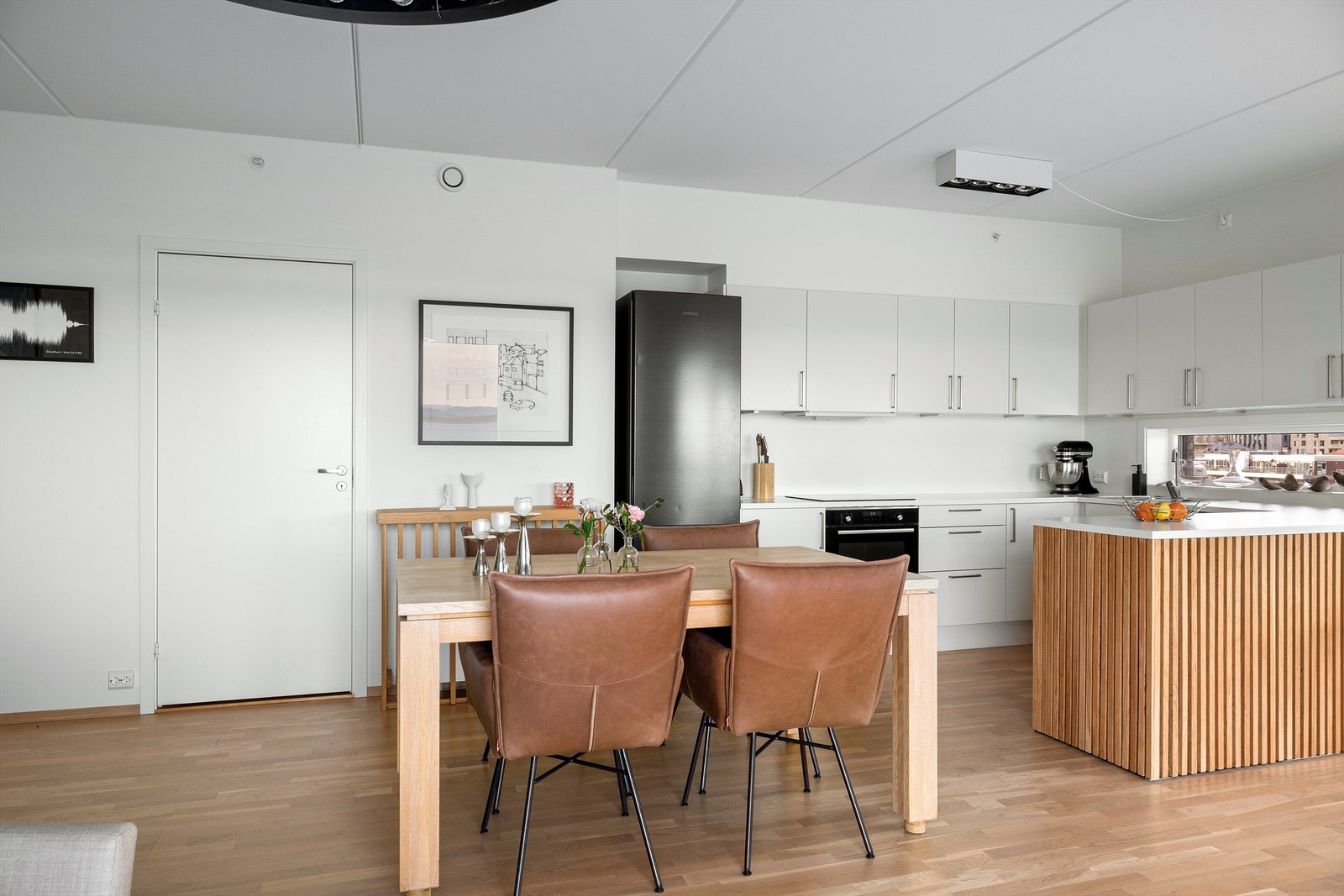 Leiligheten har åpen stue/kjøkken løsning hvor man også har plass til spisebord. Galleribilde