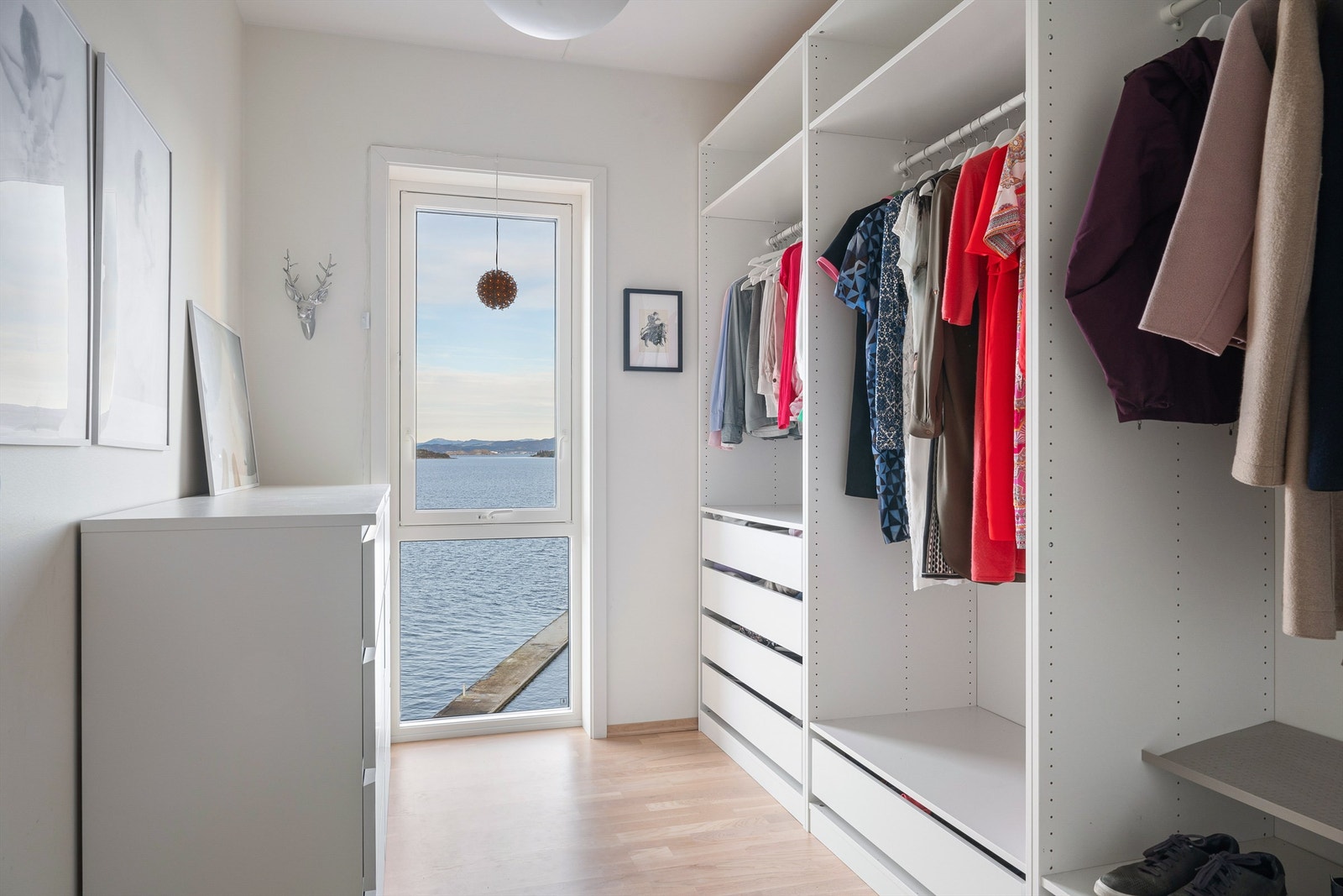 Soverom som i dag er innredet som garderobe. Galleribilde