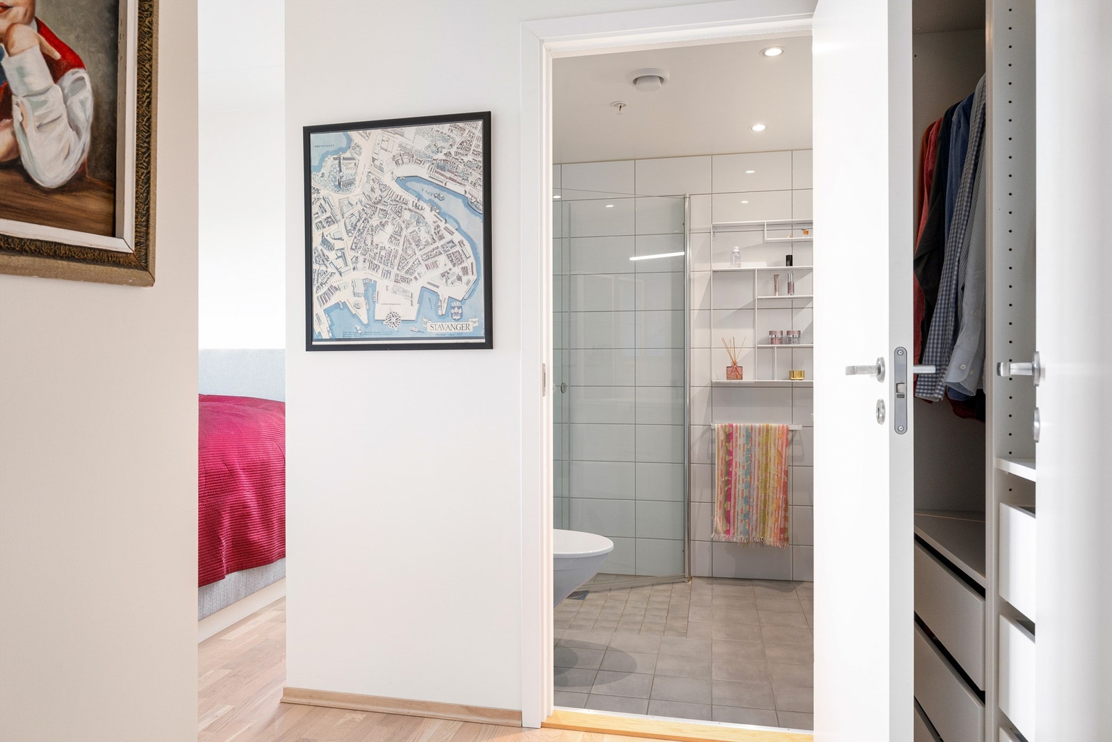 Hovedsoverommet har direkte adkomst til eget baderom. Galleribilde