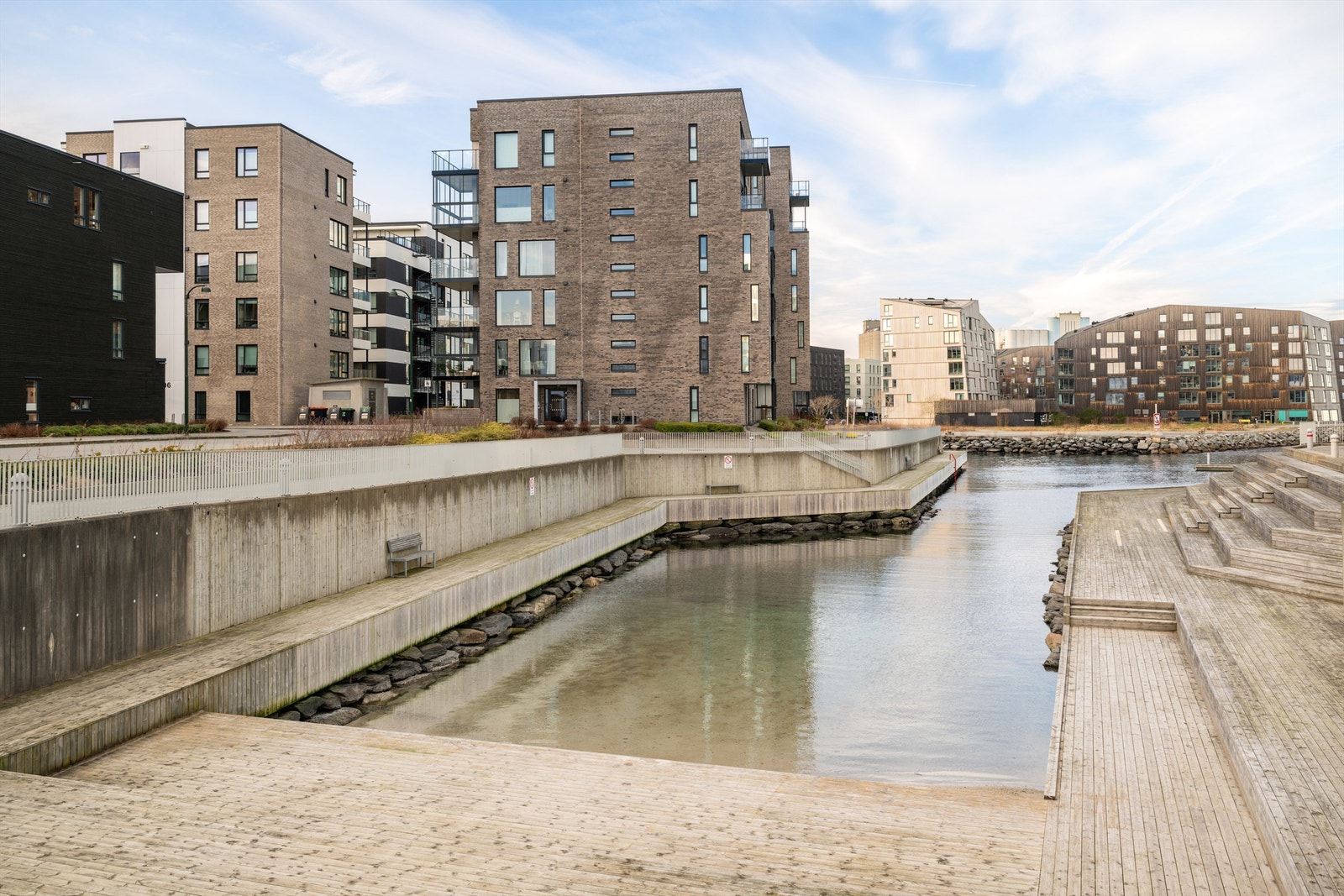 Nærområdet kan by på flere bademuligheter og grønne parker. Galleribilde