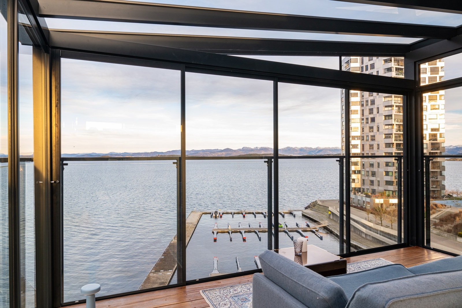 Utsikt mot småbåthavn og sjø. Galleribilde