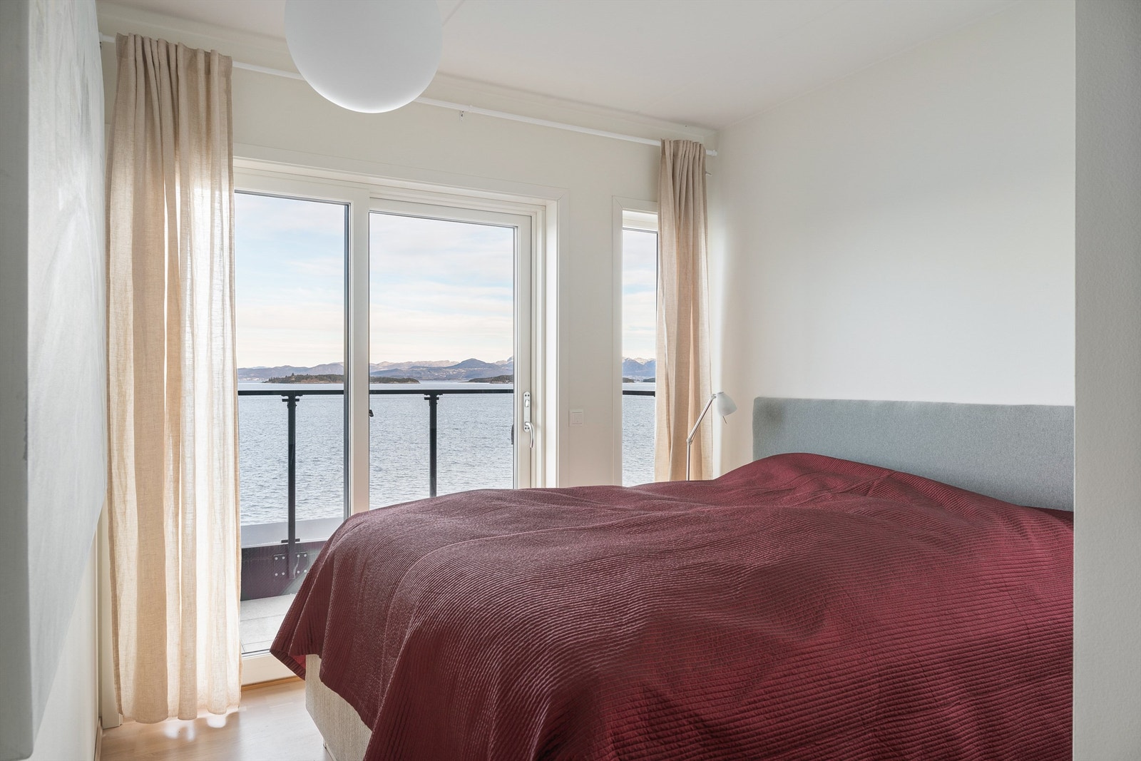 Soverom med nydelig utsikt samt utgang til balkong hvor en kan nyte morgensol. Galleribilde