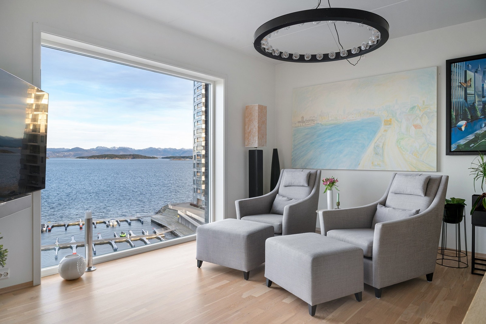 Fra stuen kan man sitte å nyte utsikt over Gandsfjorden og videre inn mot Ryfylke. Galleribilde