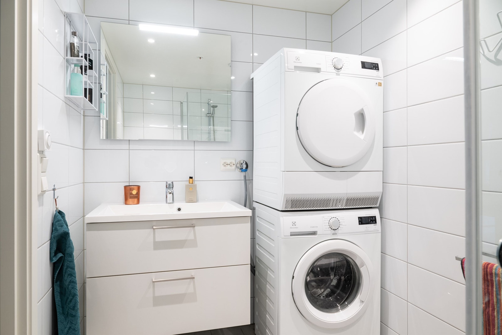 Helfliset baderom med opplegg for vaskemaskin og tørketrommel. Galleribilde