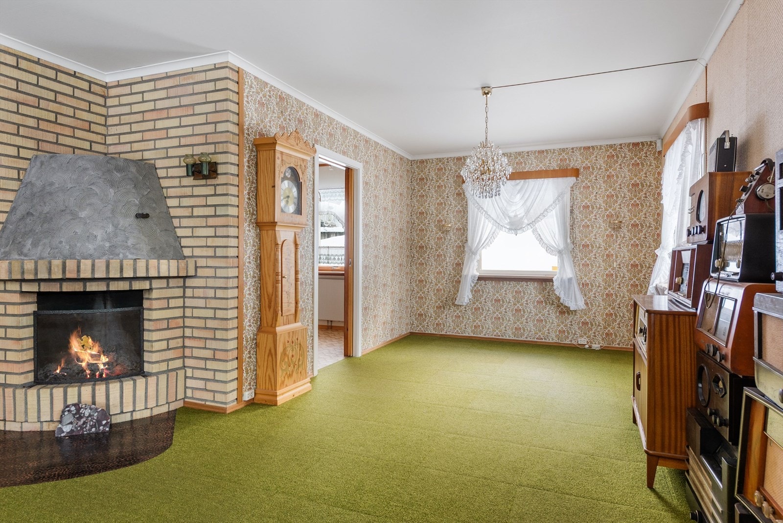 Peisestue og spisestue. Galleribilde