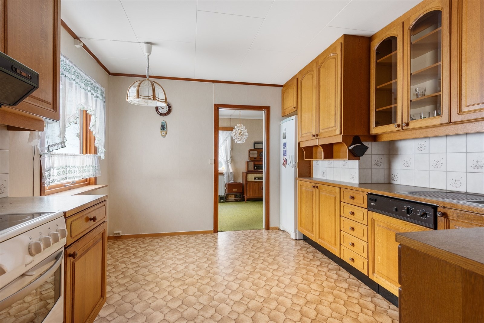 Stort og romslig kjøkken med adkomst fra gang og utgang til spisestue og peisestue. Galleribilde