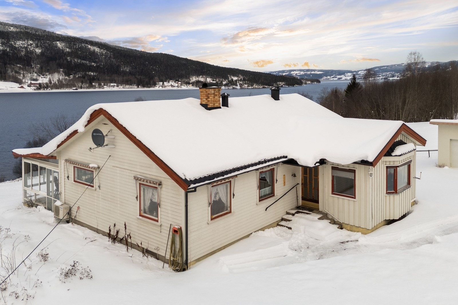 Boligen har et bruksareal på 294m² med 4/5 soverom. Galleribilde