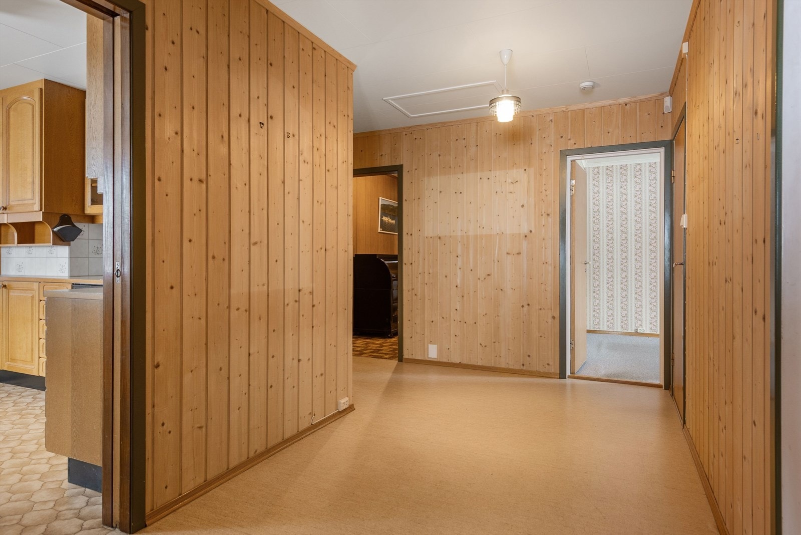 Romslig mellomgang med god plass til diverse gangmøblement. Galleribilde