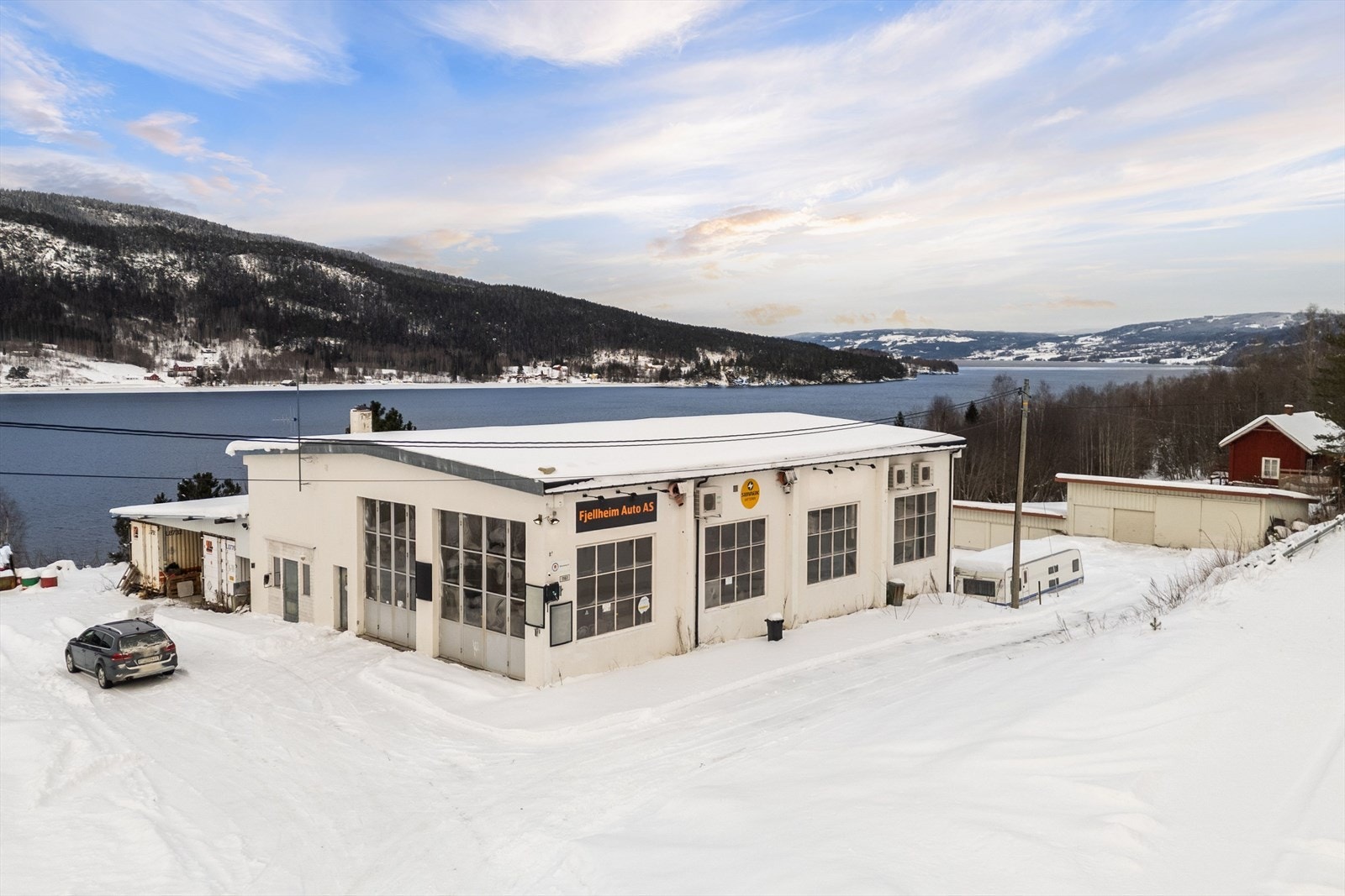 Verkstedbygning over to etasjer på nesten 500m² over to etasjer. Galleribilde