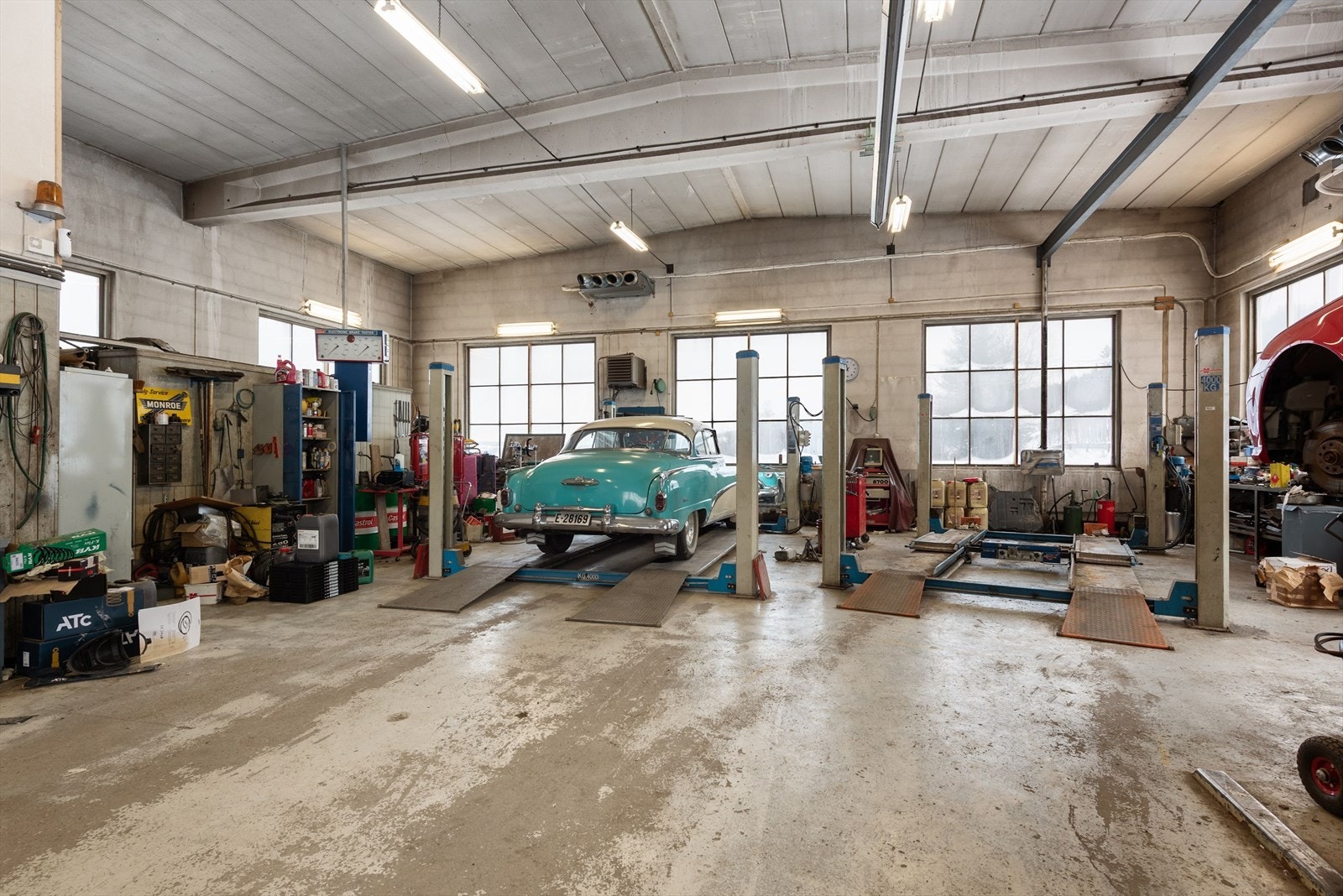 Innholdsrik verkstedbygning på 491m² over to etasjer med diverse medfølgende inventar. Galleribilde