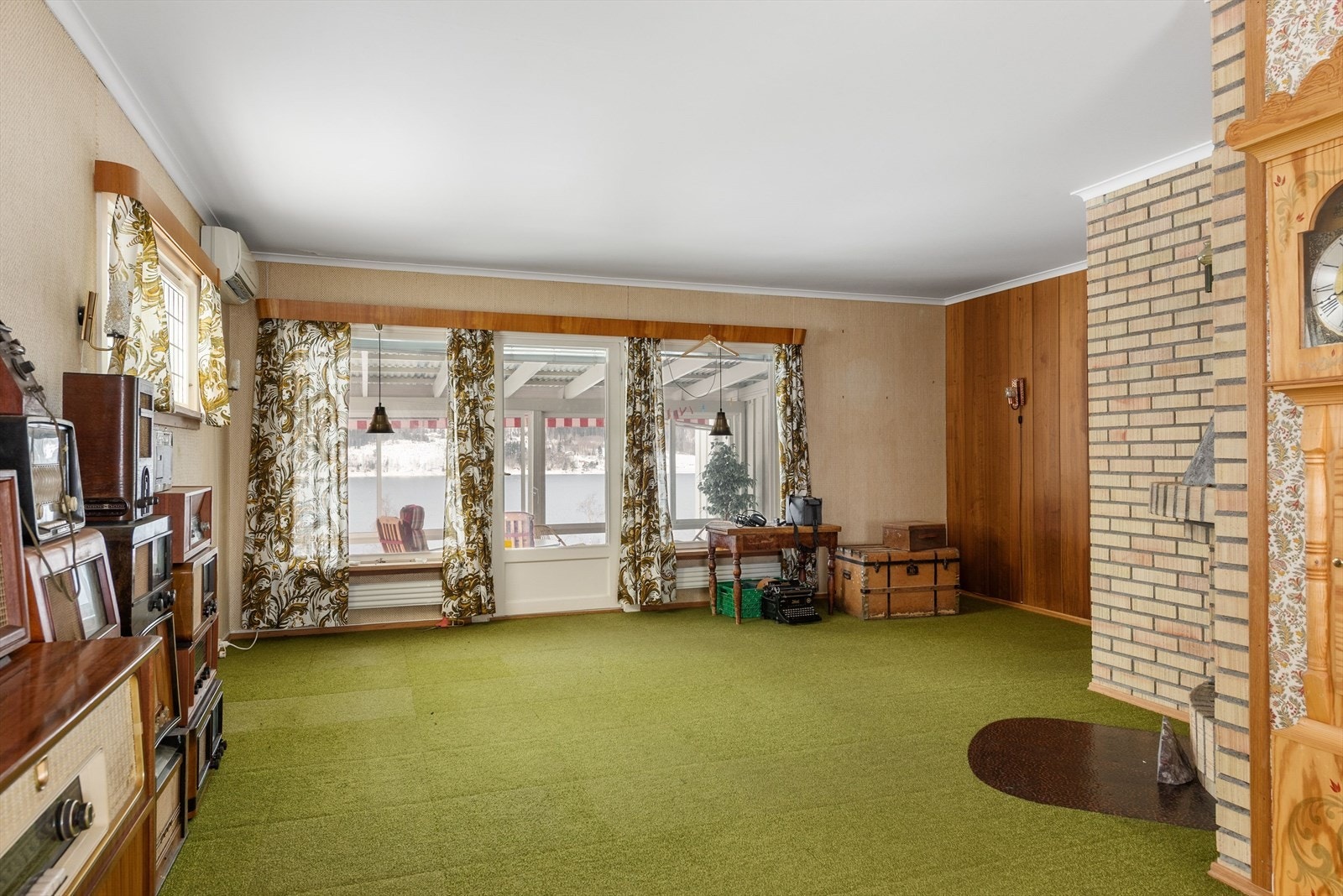 Romslig stue med utgang til innglasset terrasse. Galleribilde